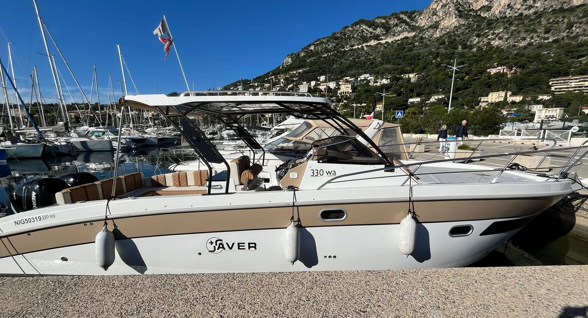 Saver 300 Walk Around — Bateau à moteur blanc photographié de profil dans un port, entouré de voiliers.