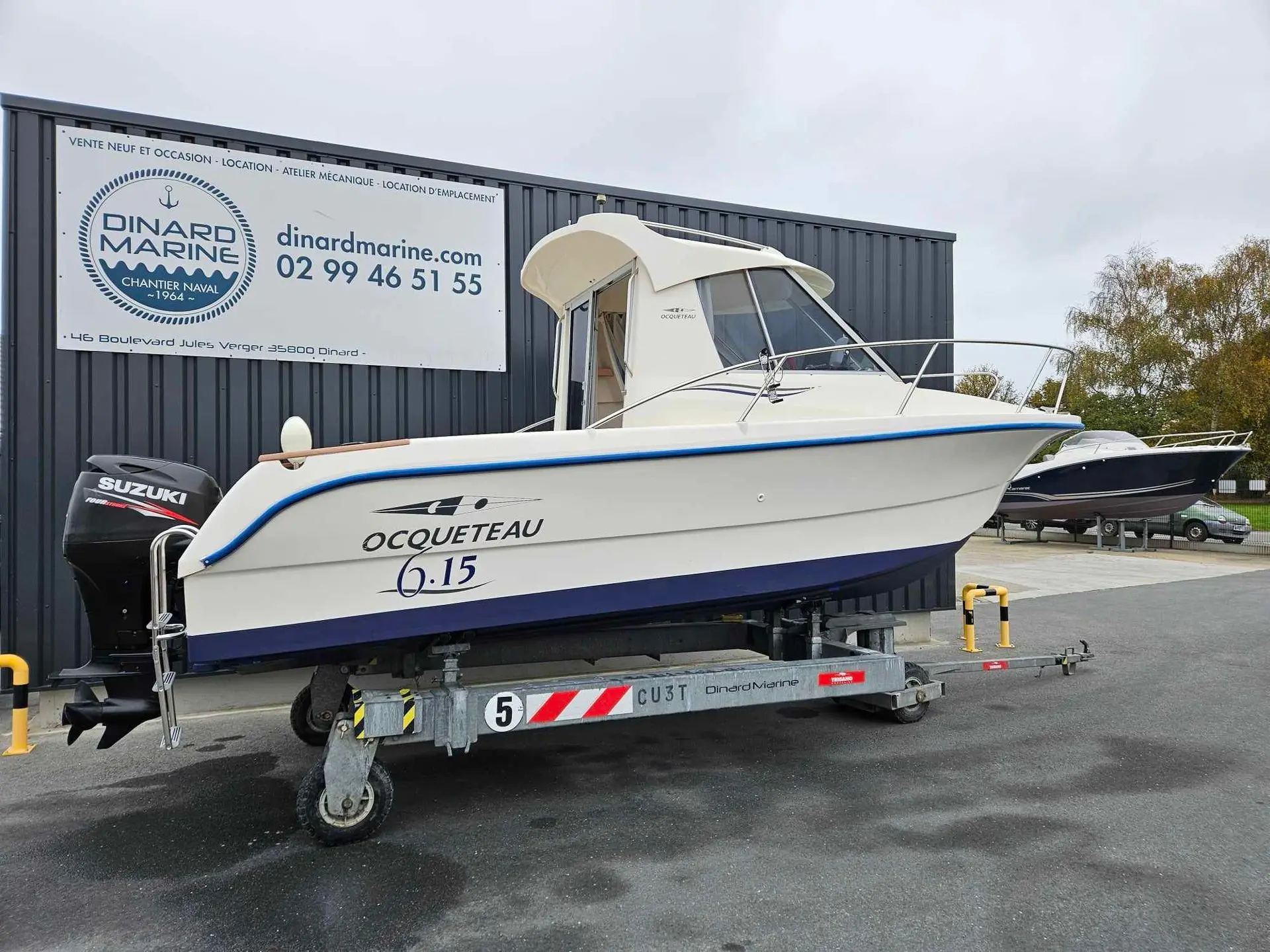 Ocqueteau 615 — Bateau Ocqueteau 6.15 blanc sur remorque devant un chantier naval.