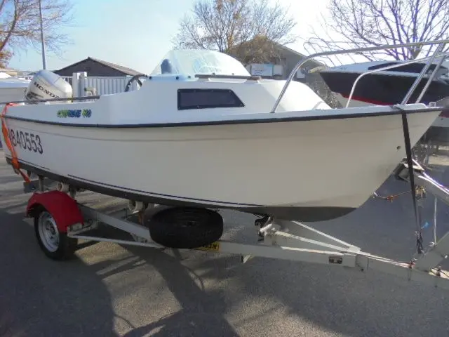 Beneteau Californie 440 — Bateau à moteur blanc présenté sur une remorque, vu de trois quarts avant.