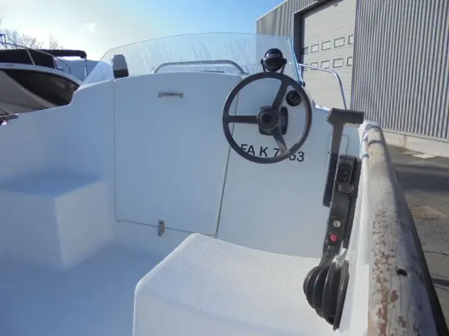 Beneteau Californie 440 — Vue rapprochée du poste de barre et du cockpit d’un bateau blanc à moteur.