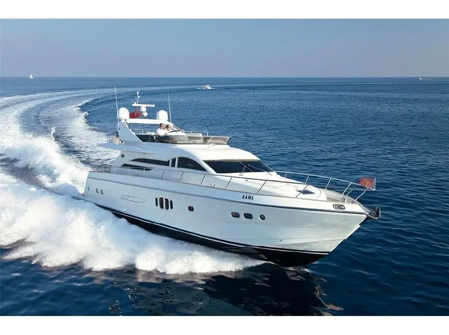 VZ 68 — Vedette blanche naviguant en mer, vue de trois quarts avant, avec sillage.