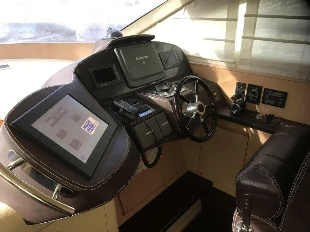 VZ 68 — Poste de pilotage avec volant, écrans de navigation et commandes électroniques.