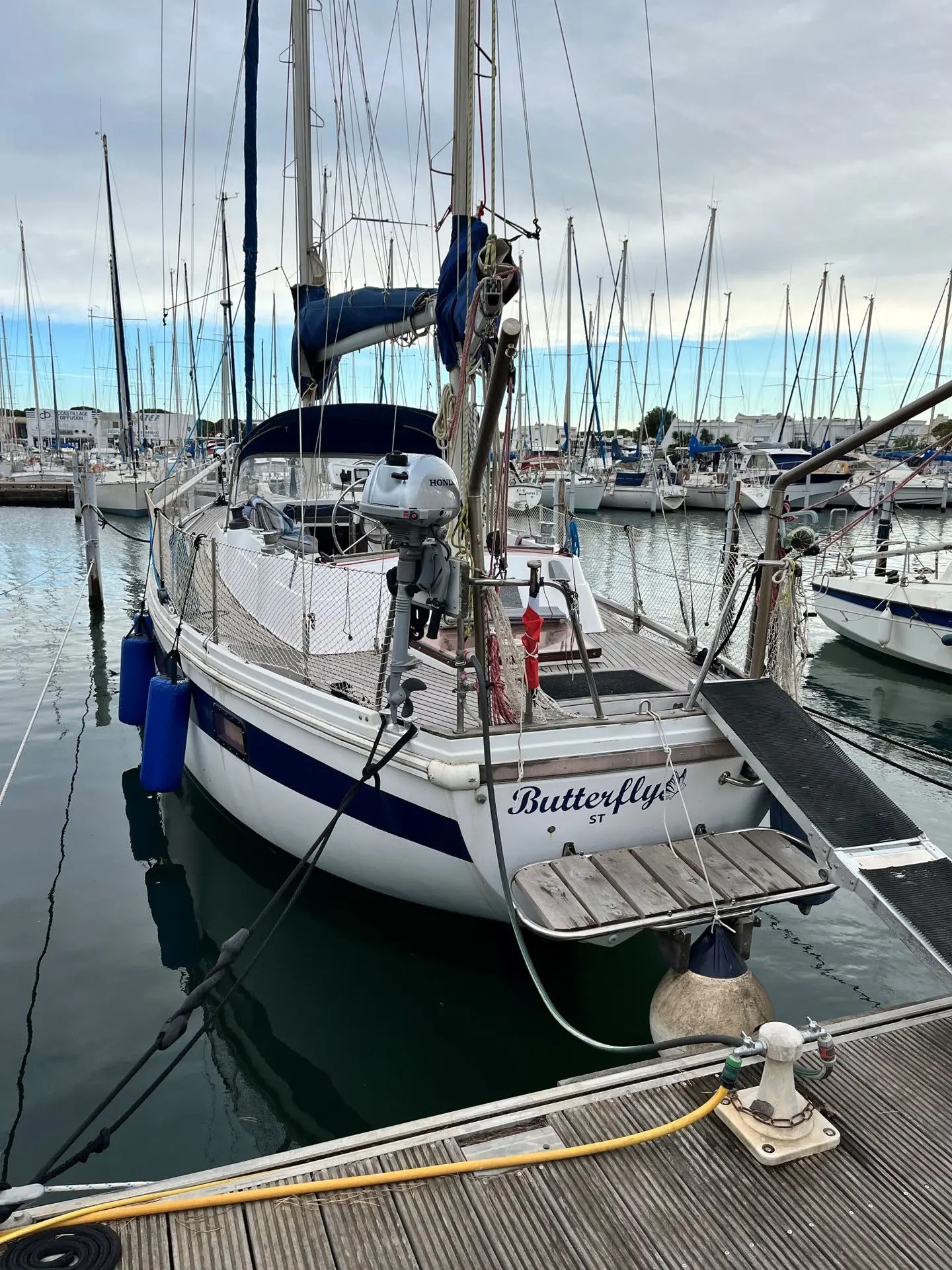 Coronado 35 — Voilier amarré vu de trois quarts arrière dans un port de plaisance.