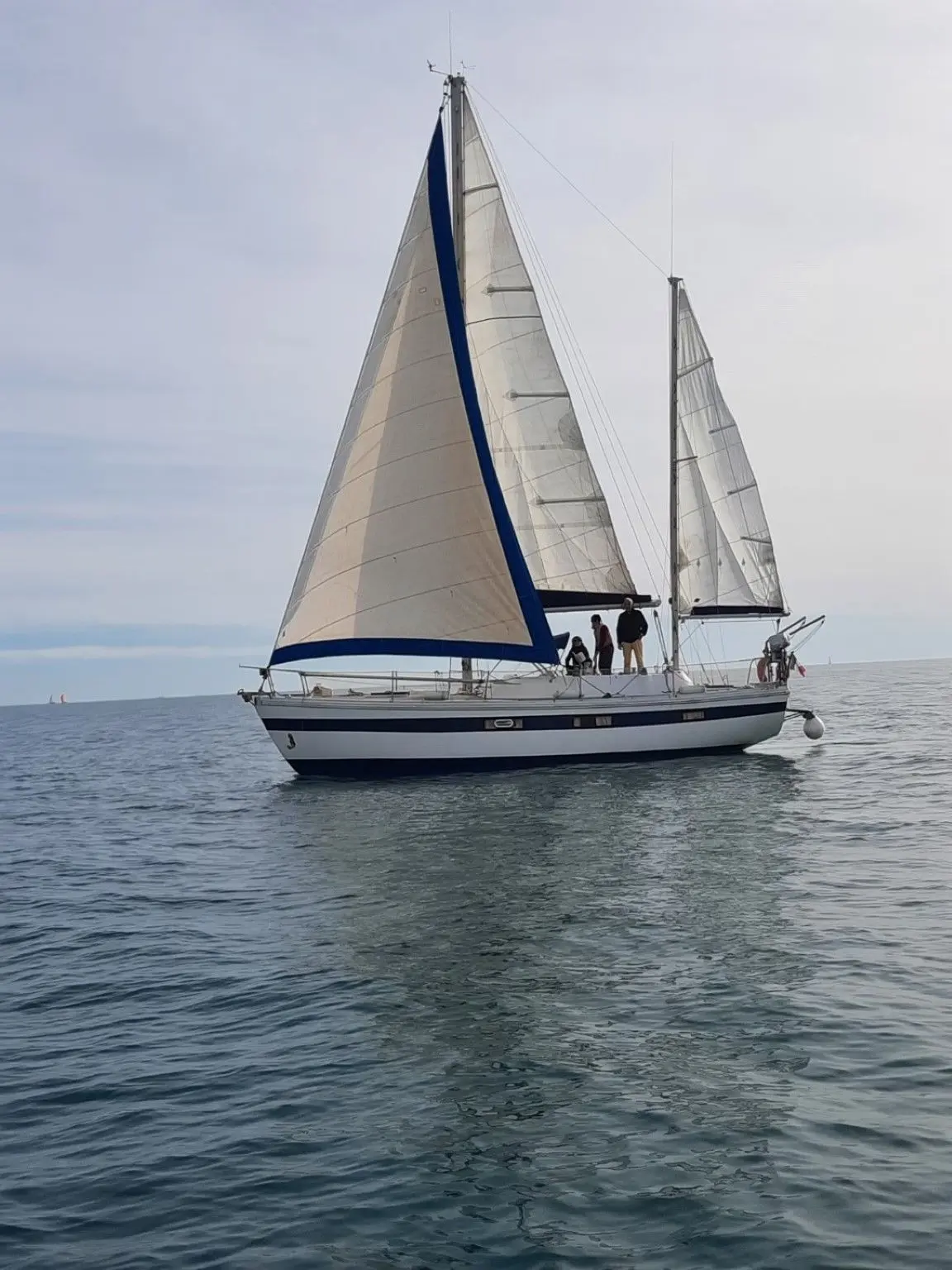 Coronado 35 — Voilier vu de trois-quarts, toutes voiles hissées, naviguant sur une mer calme.