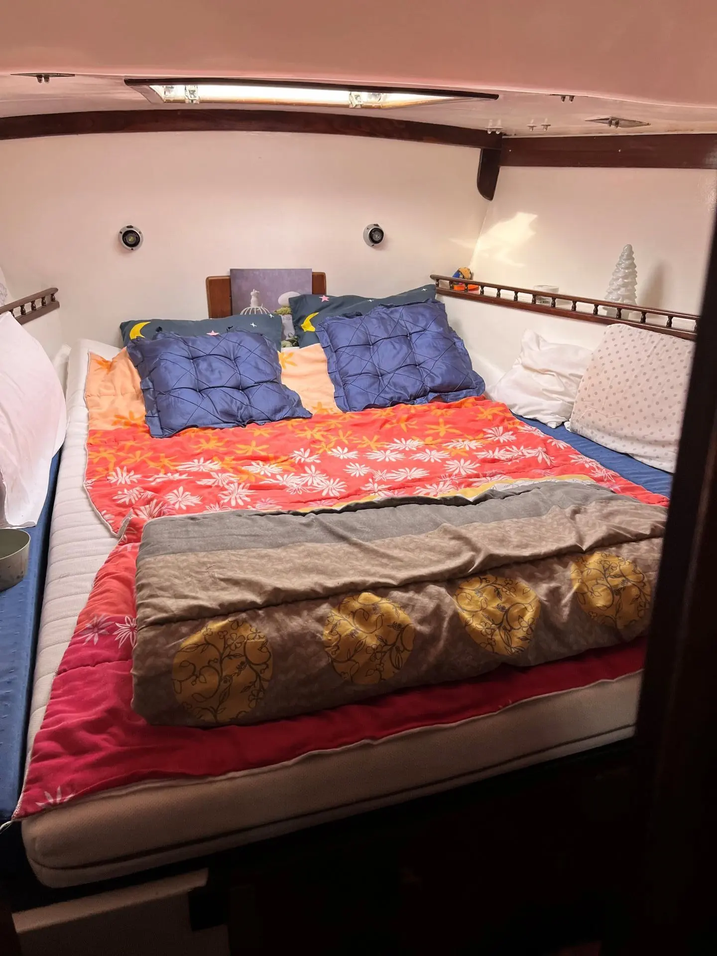 Coronado 35 — Couchette double aménagée dans une cabine intérieure, avec literie et rangements latéraux.
