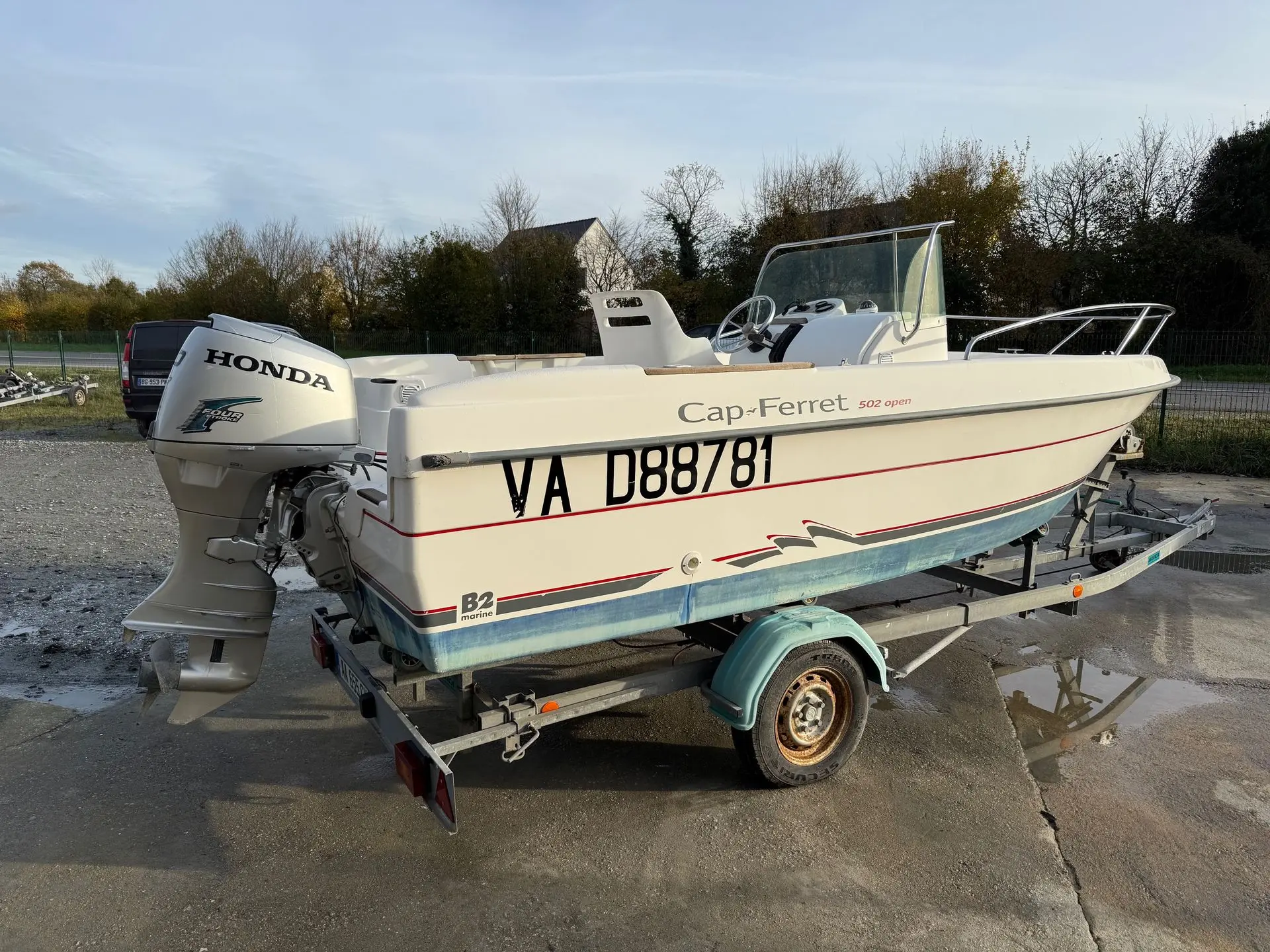 B2 Marine 502 — Bateau à moteur blanc sur remorque, vu de trois quarts arrière.
