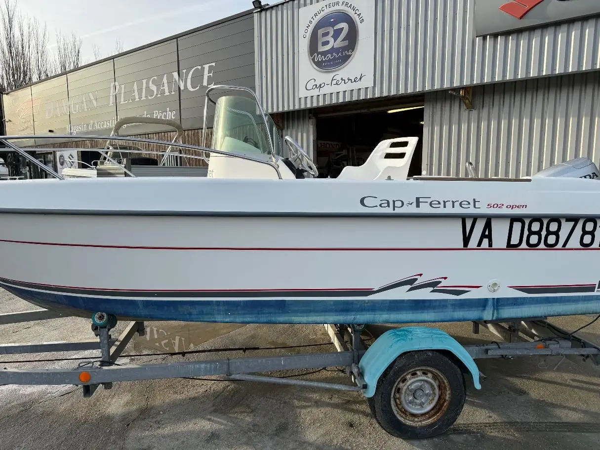B2 Marine 502 — Vue latérale partielle d’un bateau à console centrale, posé sur une remorque.