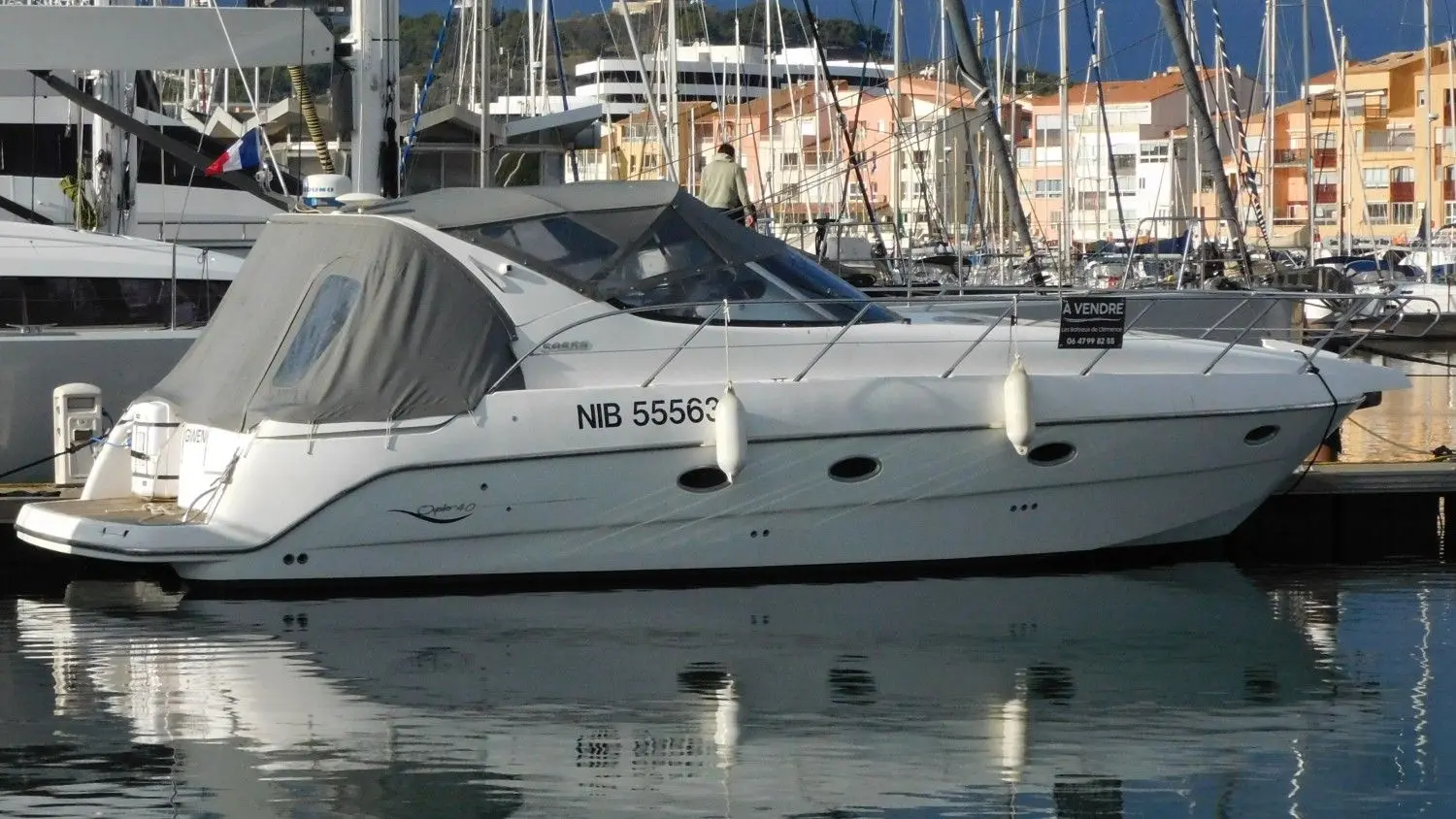 Sessa Marine Oyster 40 — Bateau à moteur blanc amarré de profil dans un port de plaisance.
