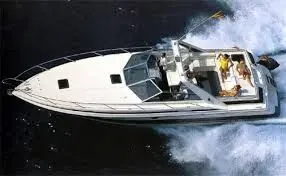 Sunseeker Travado 40 — Vue aérienne d’un bateau à moteur blanc naviguant sur une eau sombre.