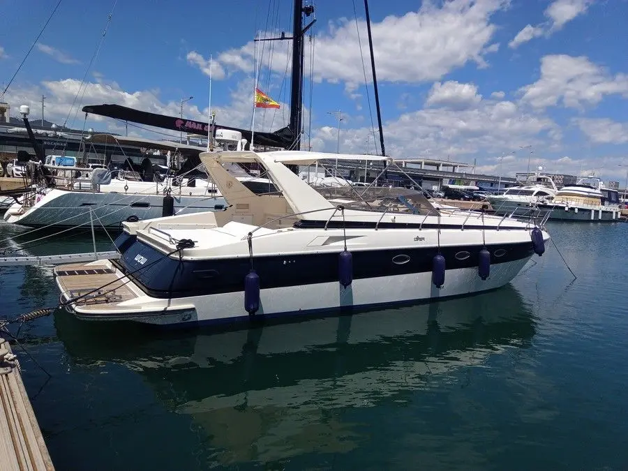 Ilver Mirable 41 — Bateau à moteur amarré dans une marina, photographié de trois quarts.