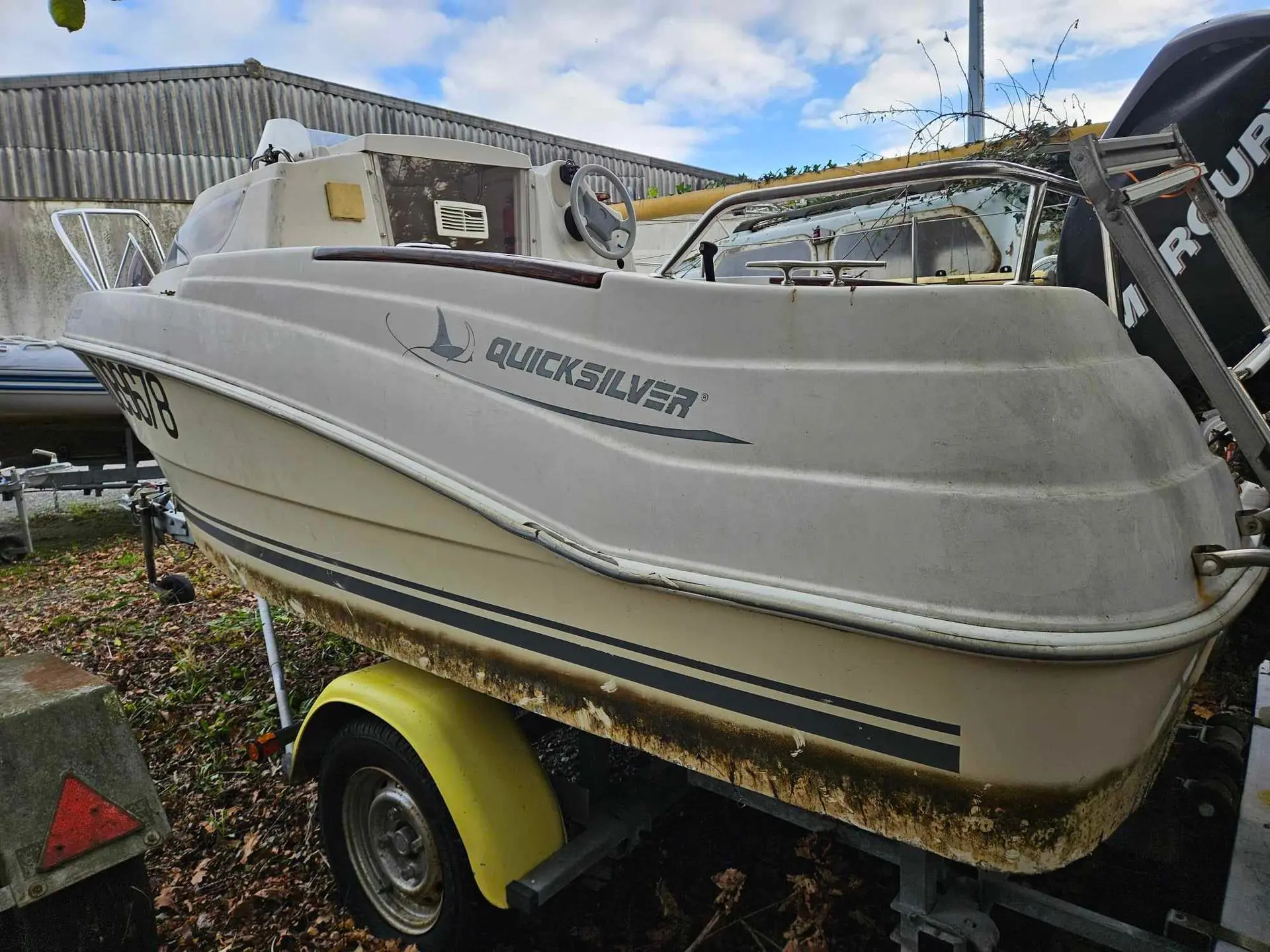 Quicksilver 430 — Vue trois-quarts d’un bateau Quicksilver sur sa remorque, à terre.