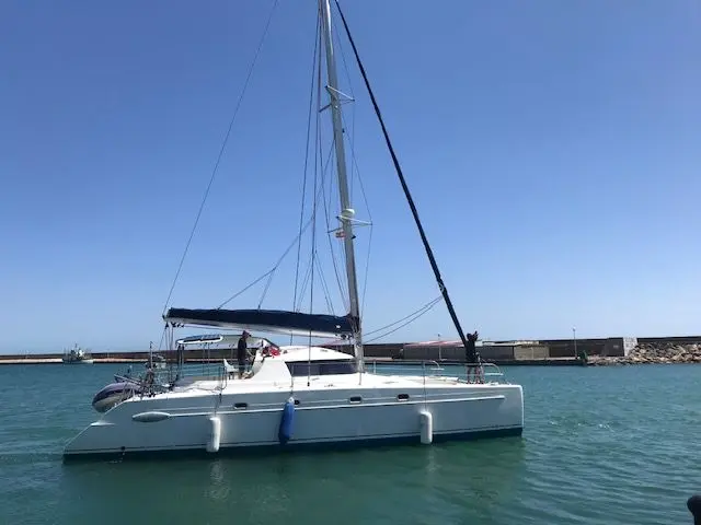 Fountaine Pajot Belize 43 — Catamaran à voile blanc photographié de profil dans un port.