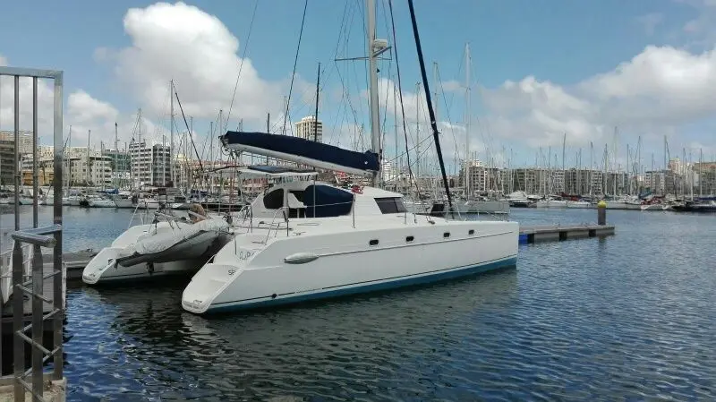 Fountaine Pajot Belize 43 — Catamaran blanc amarré dans un port, vu de trois quarts.