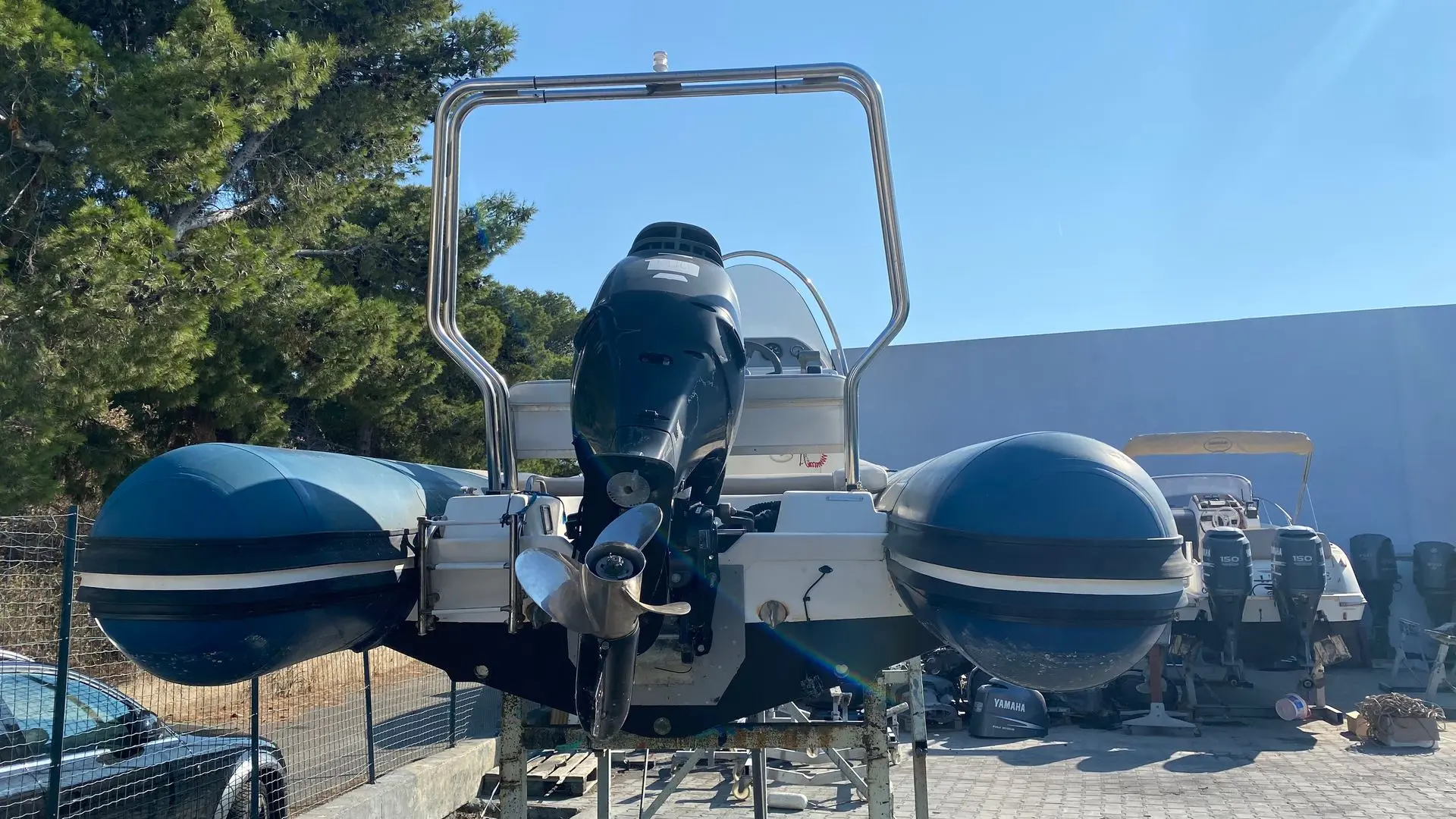 Valiant 620 — Vue arrière d’un bateau pneumatique à deux flotteurs, équipé d’un moteur hors-bord.