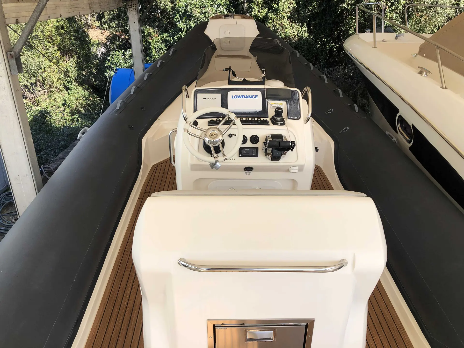 Black Fin Elegance 9 — Vue arrière du poste de pilotage et de la console d’un bateau pneumatique.