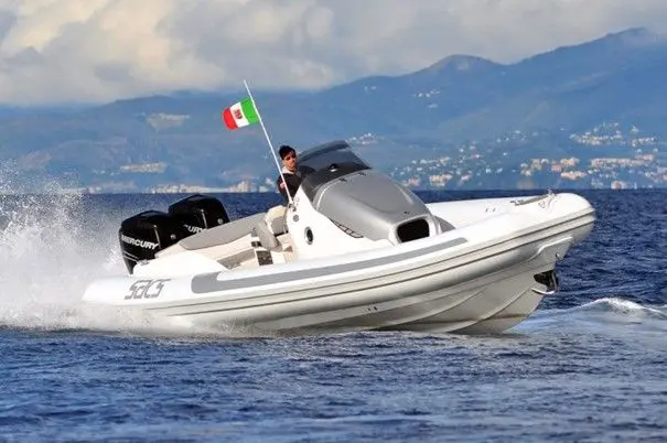 Sacs Strider 10 — Bateau pneumatique naviguant à vive allure sur un lac, vu de trois quarts.