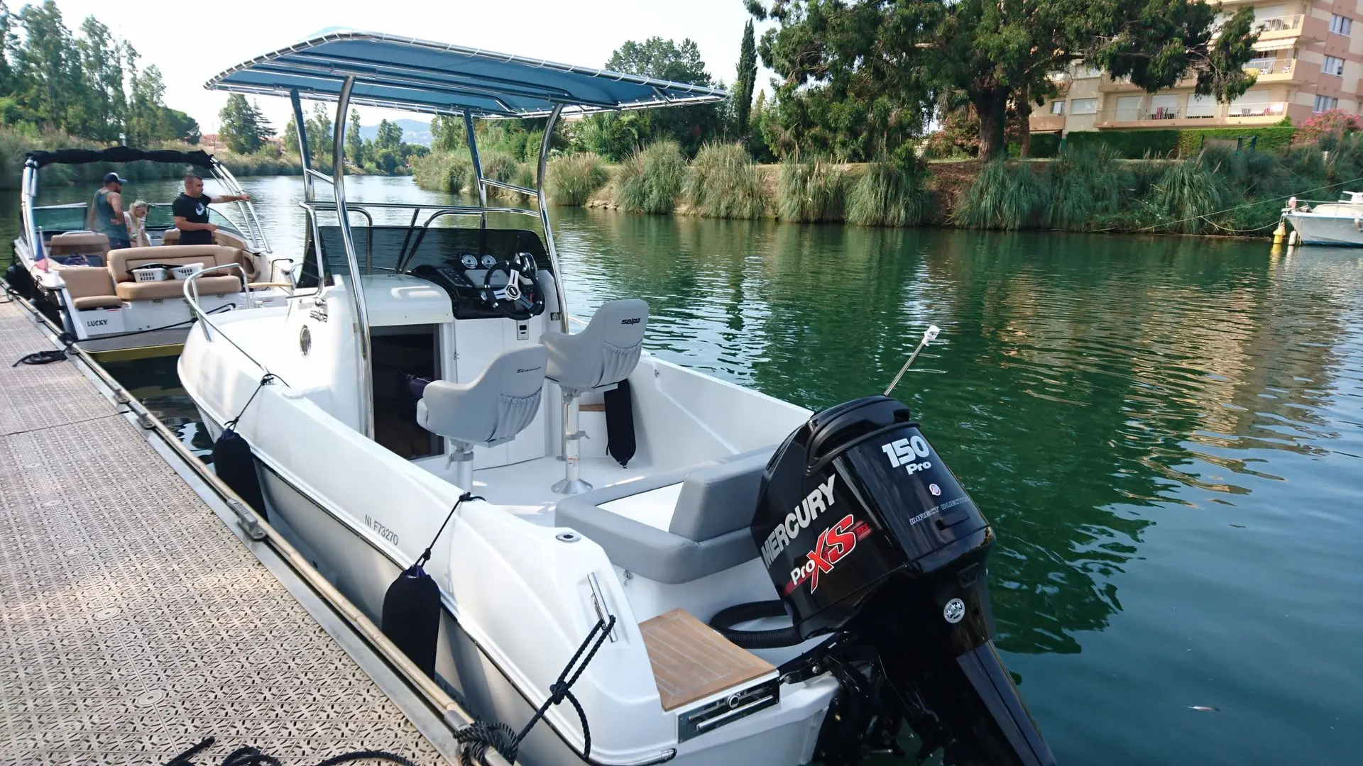 Salpa Granturismo 20 — Bateau à moteur amarré sur un ponton, photographié de trois quarts arrière.