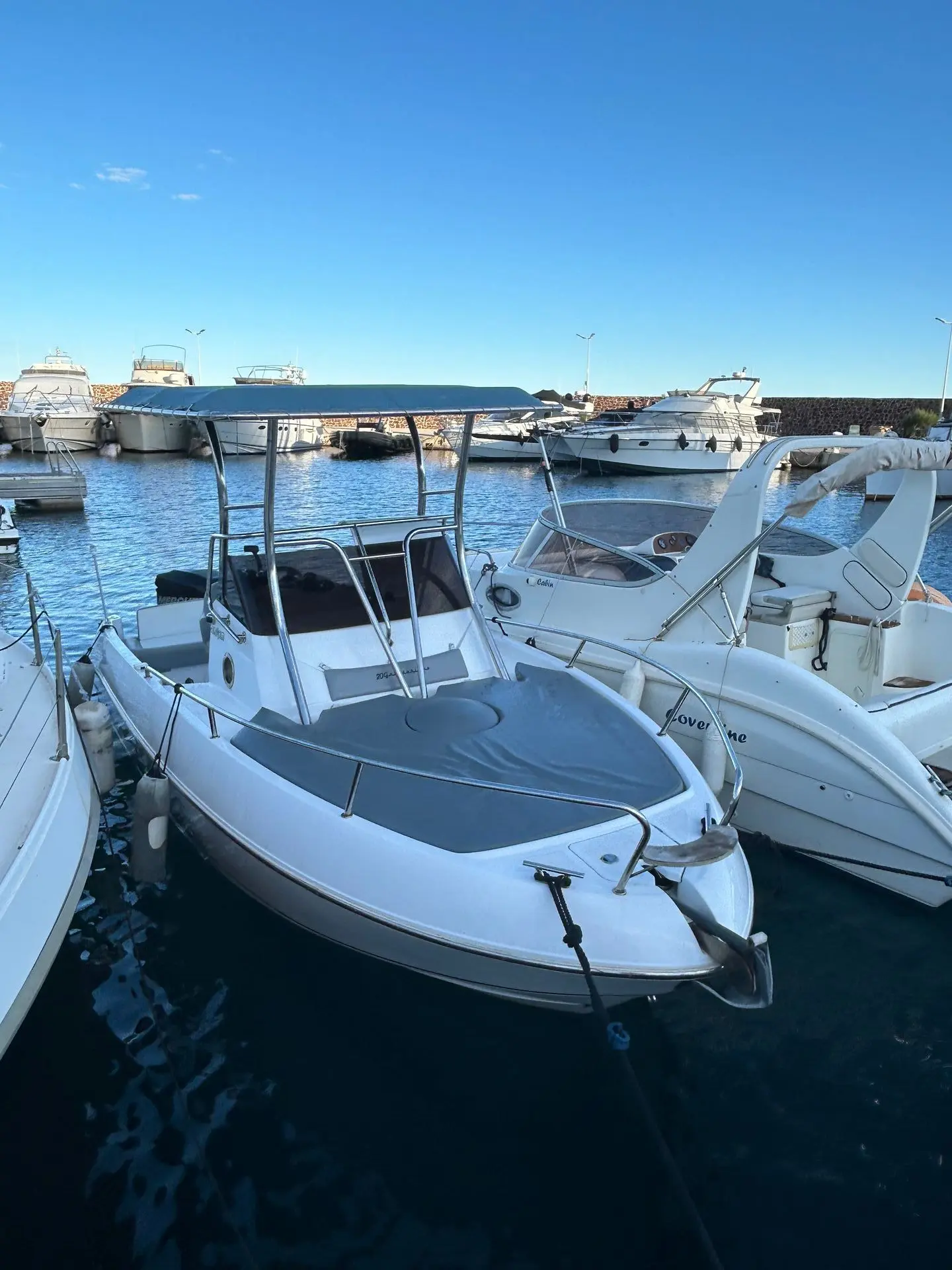 Salpa Granturismo 20 — Bateau à moteur blanc amarré dans un port, vu de trois quarts avant.