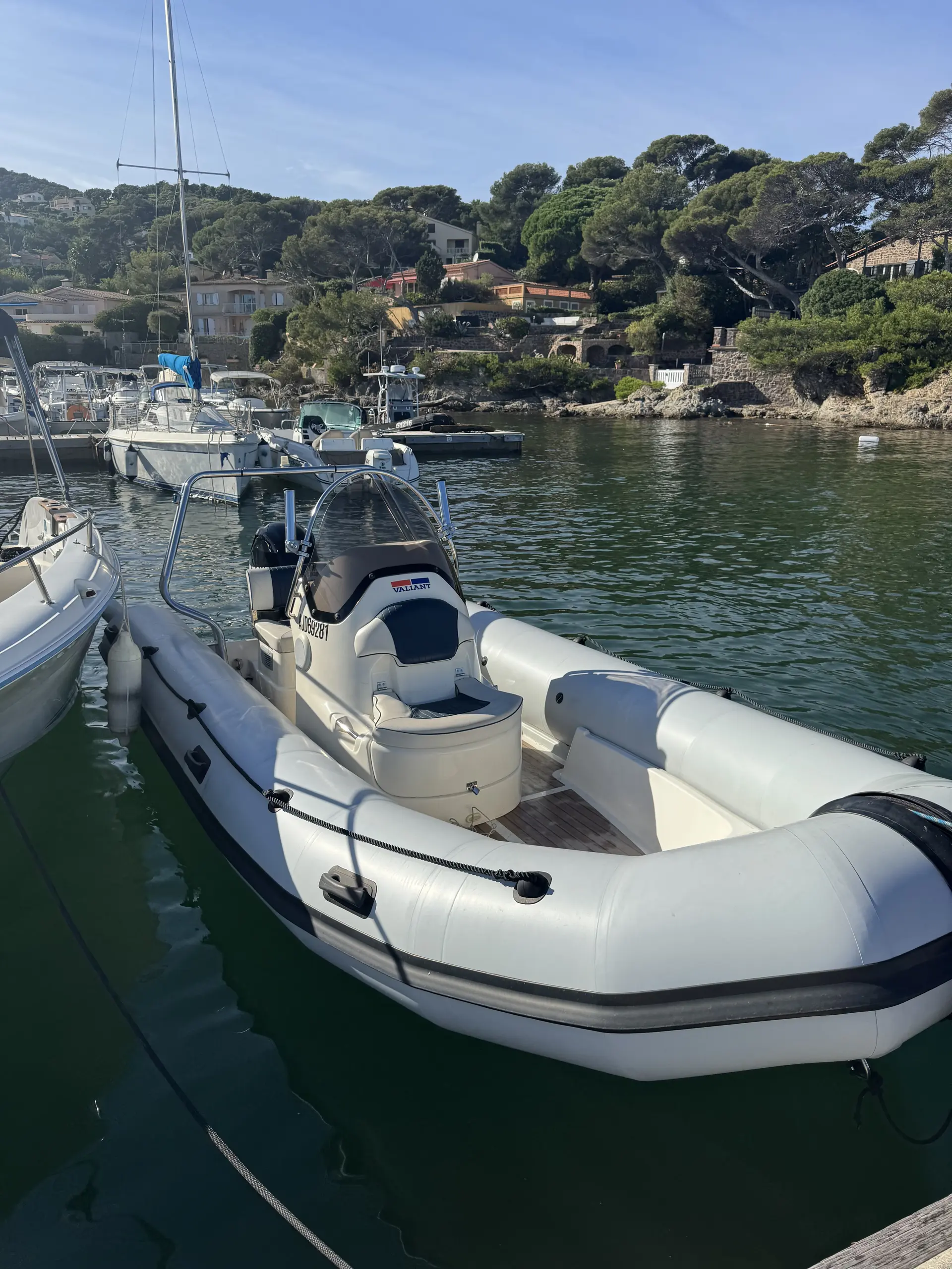 Valiant 570 Vanguard — Bateau pneumatique amarré dans un port, avec console centrale et banquettes.