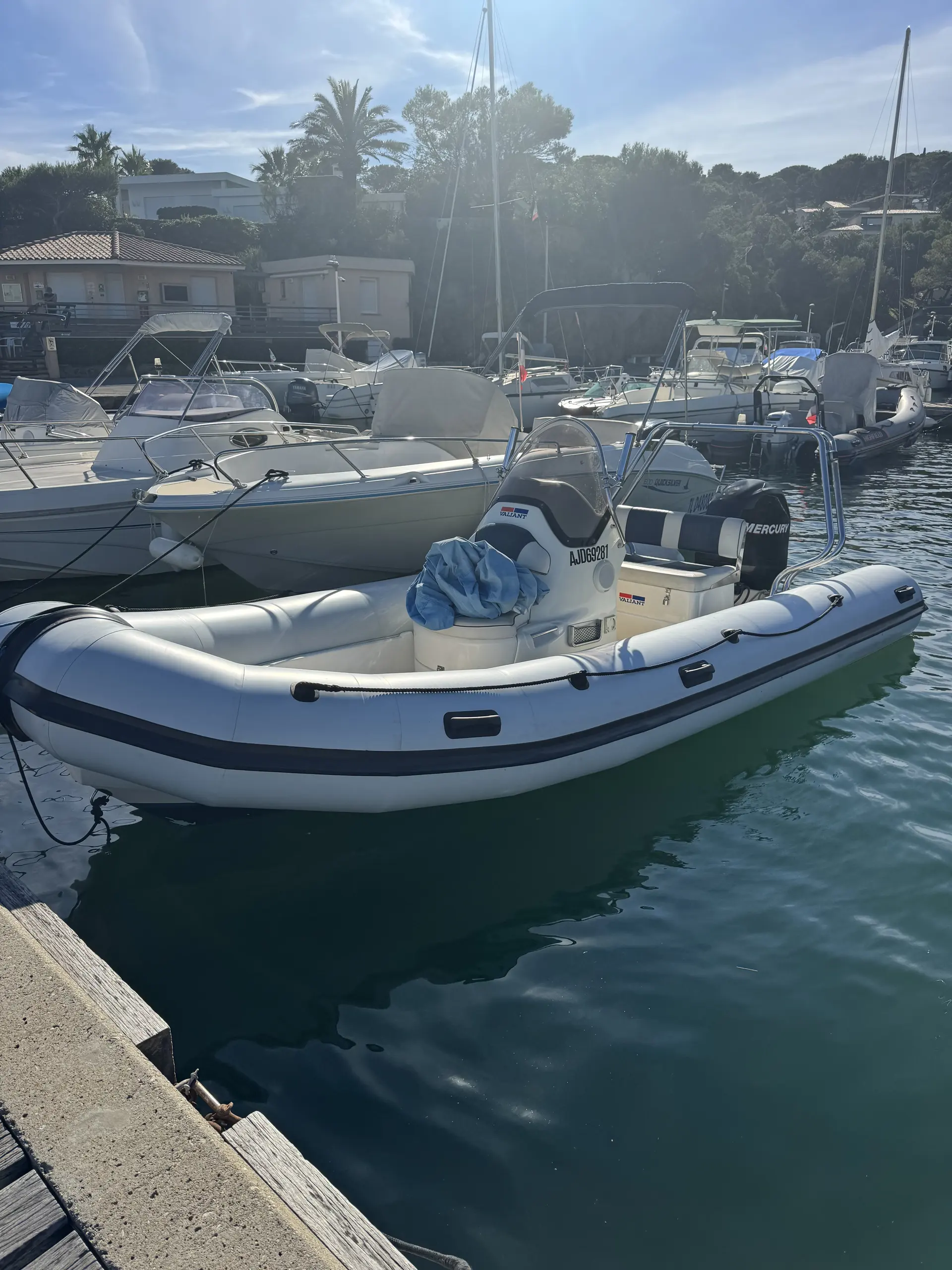 Valiant 570 Vanguard — Semi-rigide amarré dans une marina, vu de trois quarts arrière.