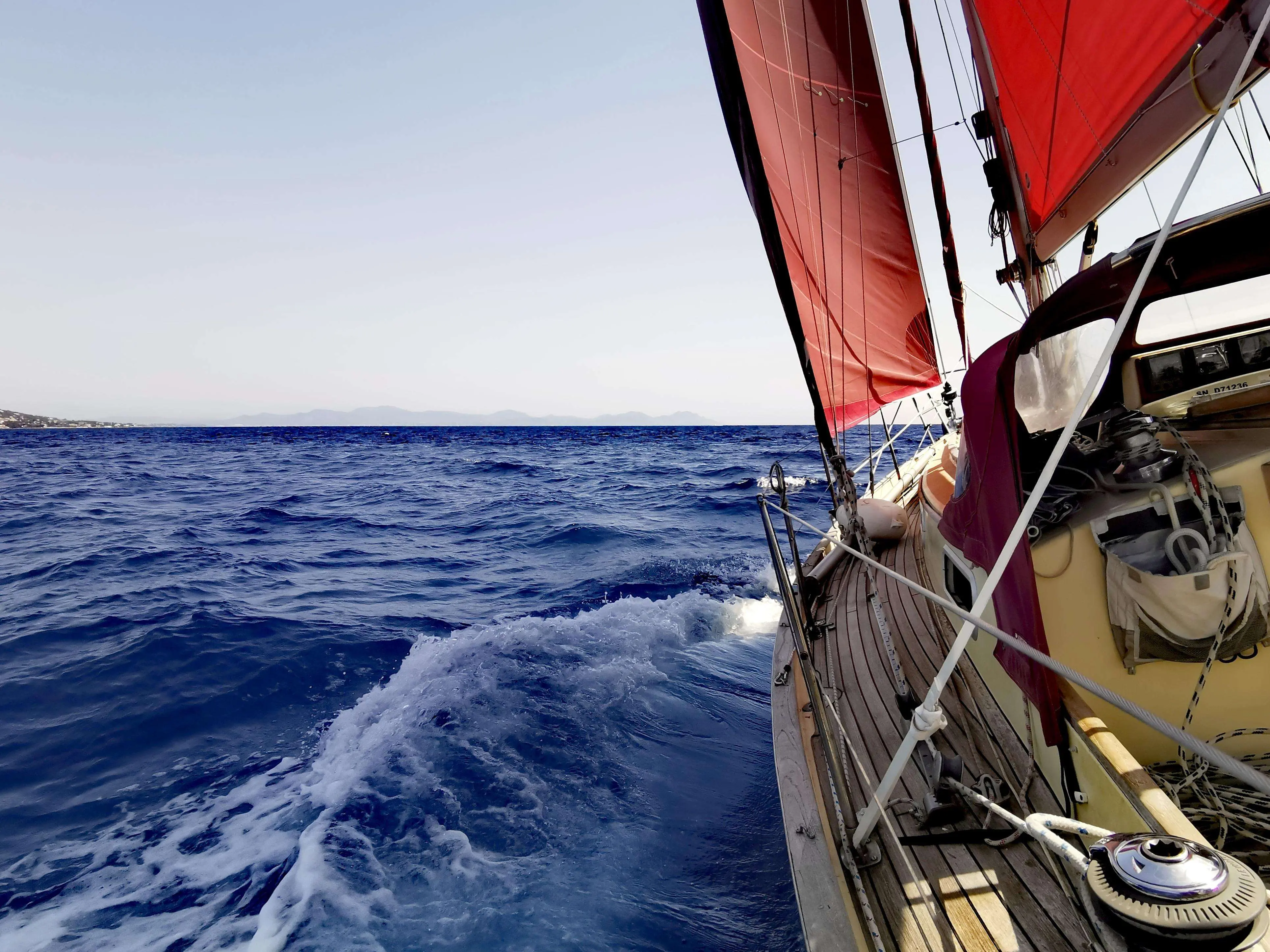 Victoria Yachts Victoria 34 — Voilier naviguant au large, vu depuis le pont par mer agitée