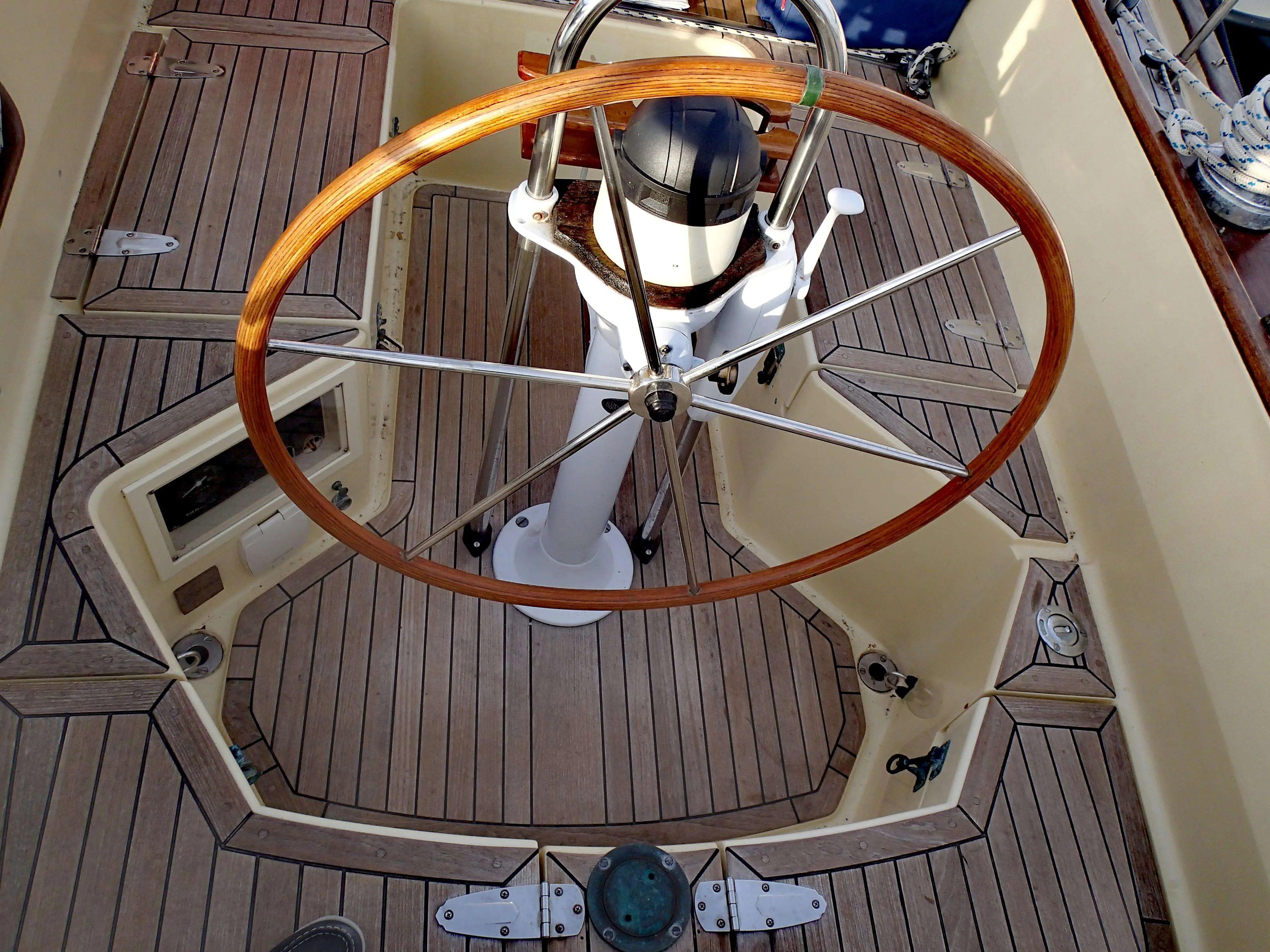 Victoria Yachts Victoria 34 — Vue plongeante sur le poste de barre et le cockpit d’un voilier.