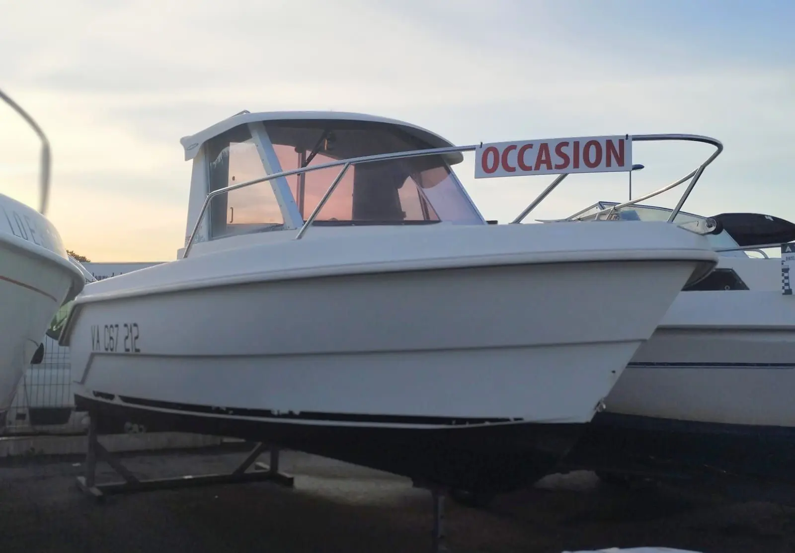 Guymarine GM 540 — Bateau blanc à cabine présenté à terre entre d'autres embarcations.