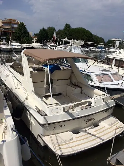 Fairline Targa 33 — Vue arrière trois-quarts d’un bateau à moteur amarré dans une marina.