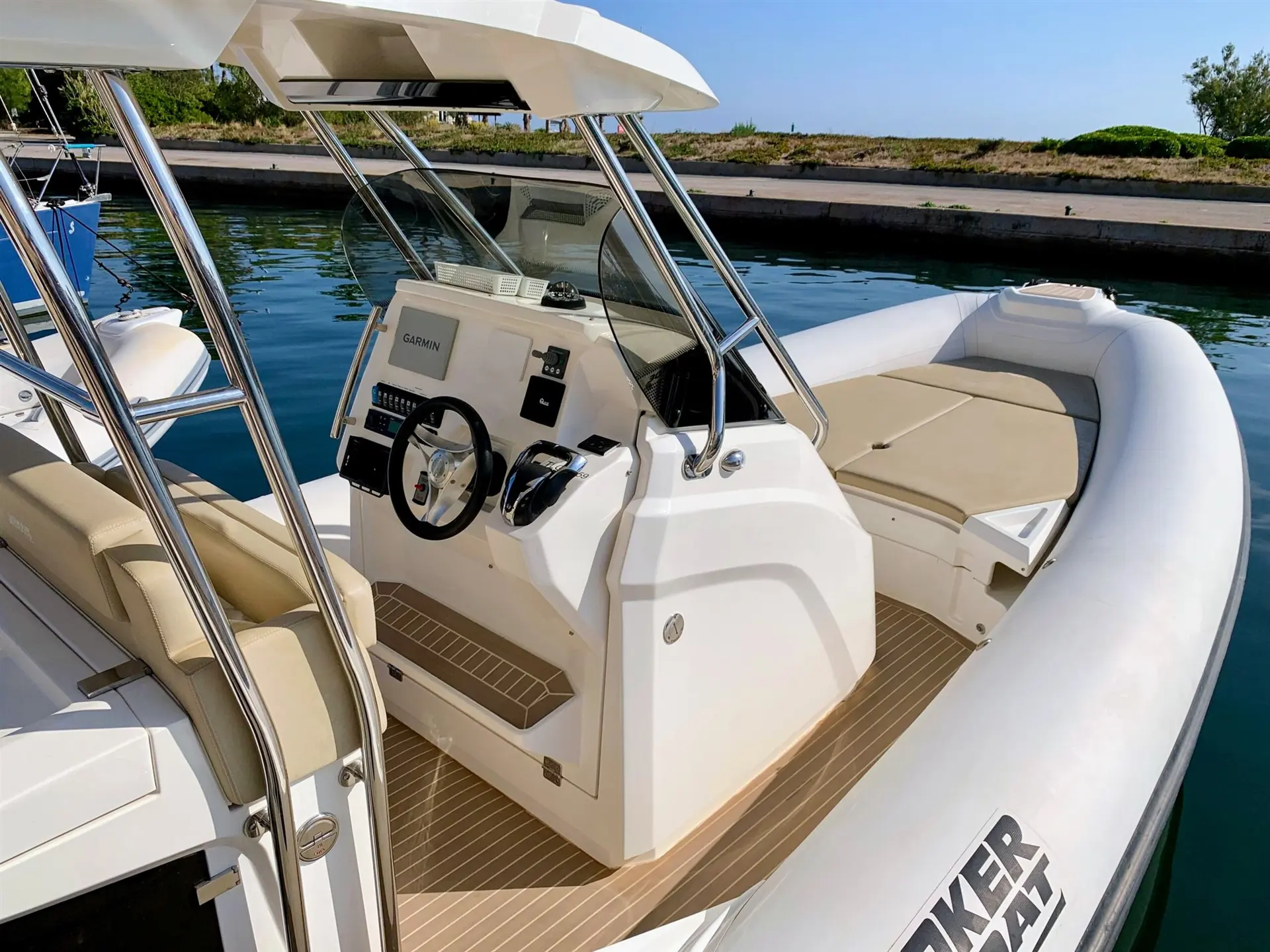 Joker Boat Clubman — Vue du poste de pilotage et de la banquette avant d’un bateau pneumatique.