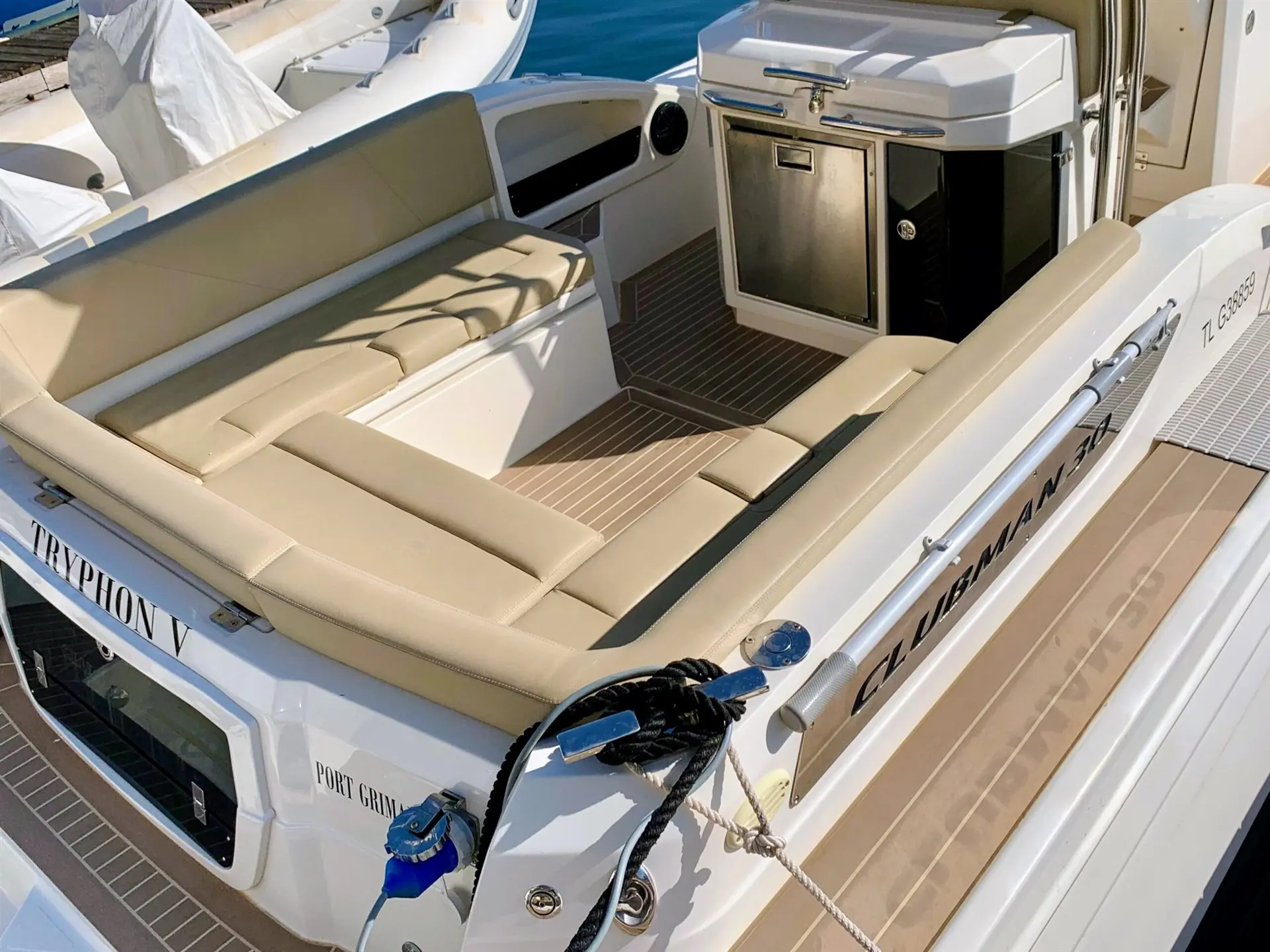 Joker Boat Clubman — Vue du cockpit arrière avec banquettes, plancher antidérapant et meuble de rangement.