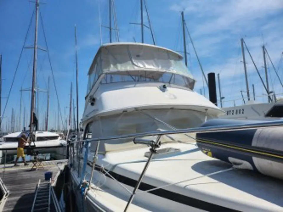 Caribbean Fishing 40 — Vue avant d’un bateau à moteur amarré dans une marina.
