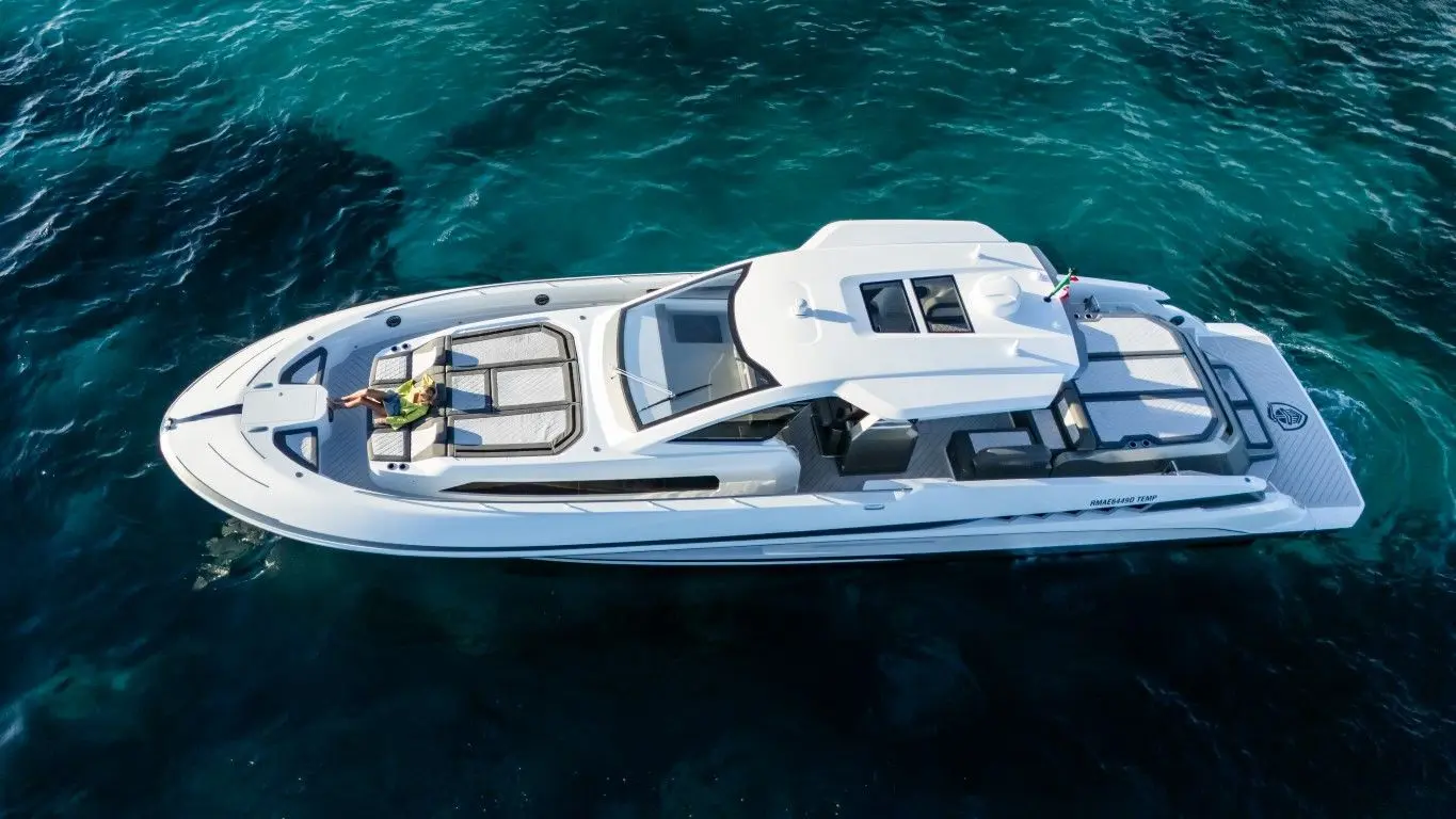 Canados 571 Gladiator Blade — Vue aérienne d’un bateau blanc sur une mer turquoise.