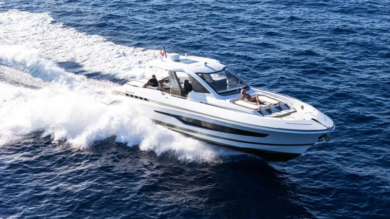 Canados 571 Gladiator Blade — Bateau à moteur blanc naviguant à grande vitesse sur une mer bleue.