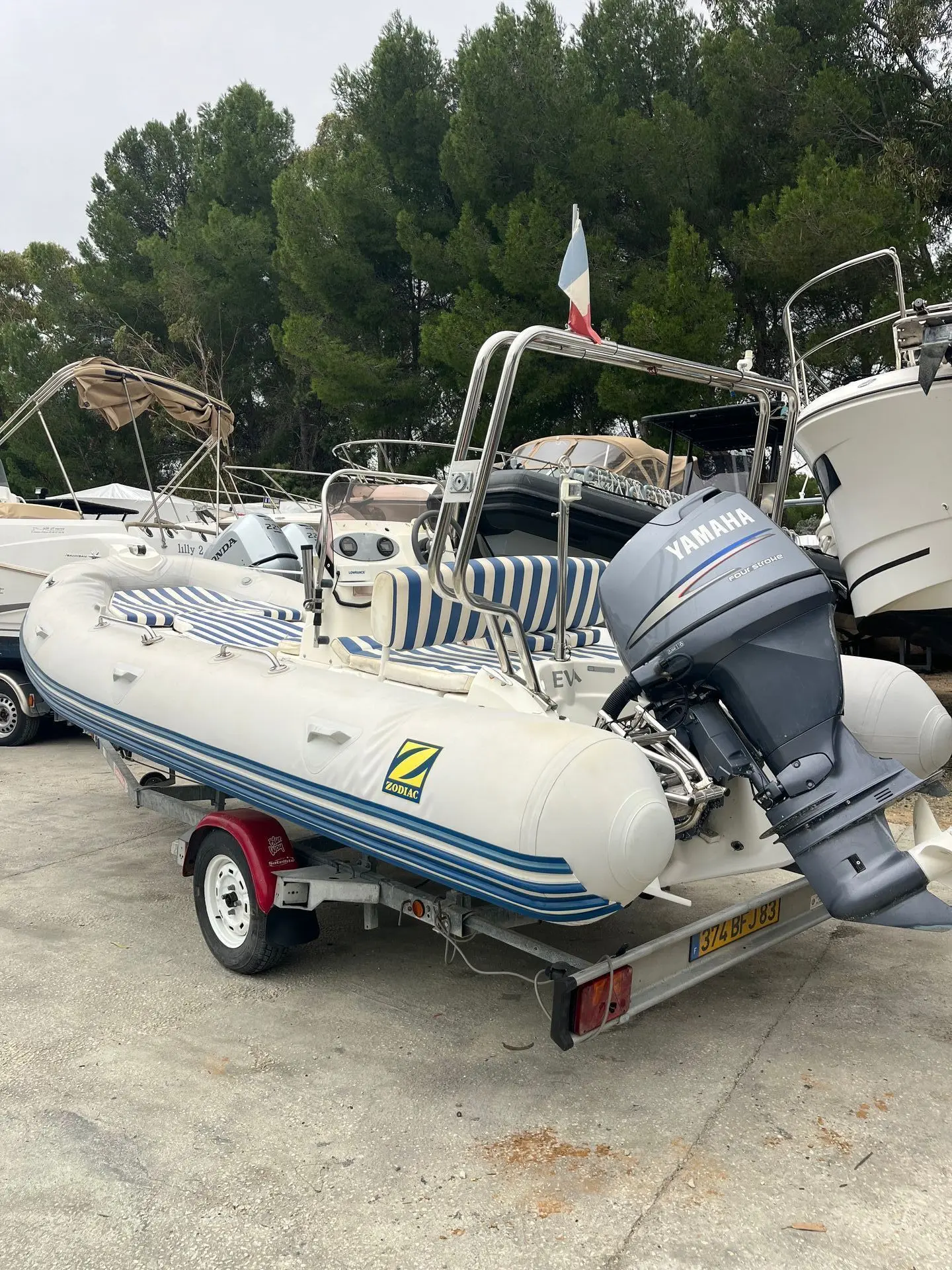 Zodiac MEDLINE 2C — Bateau pneumatique sur remorque, photographié de trois quarts à terre.