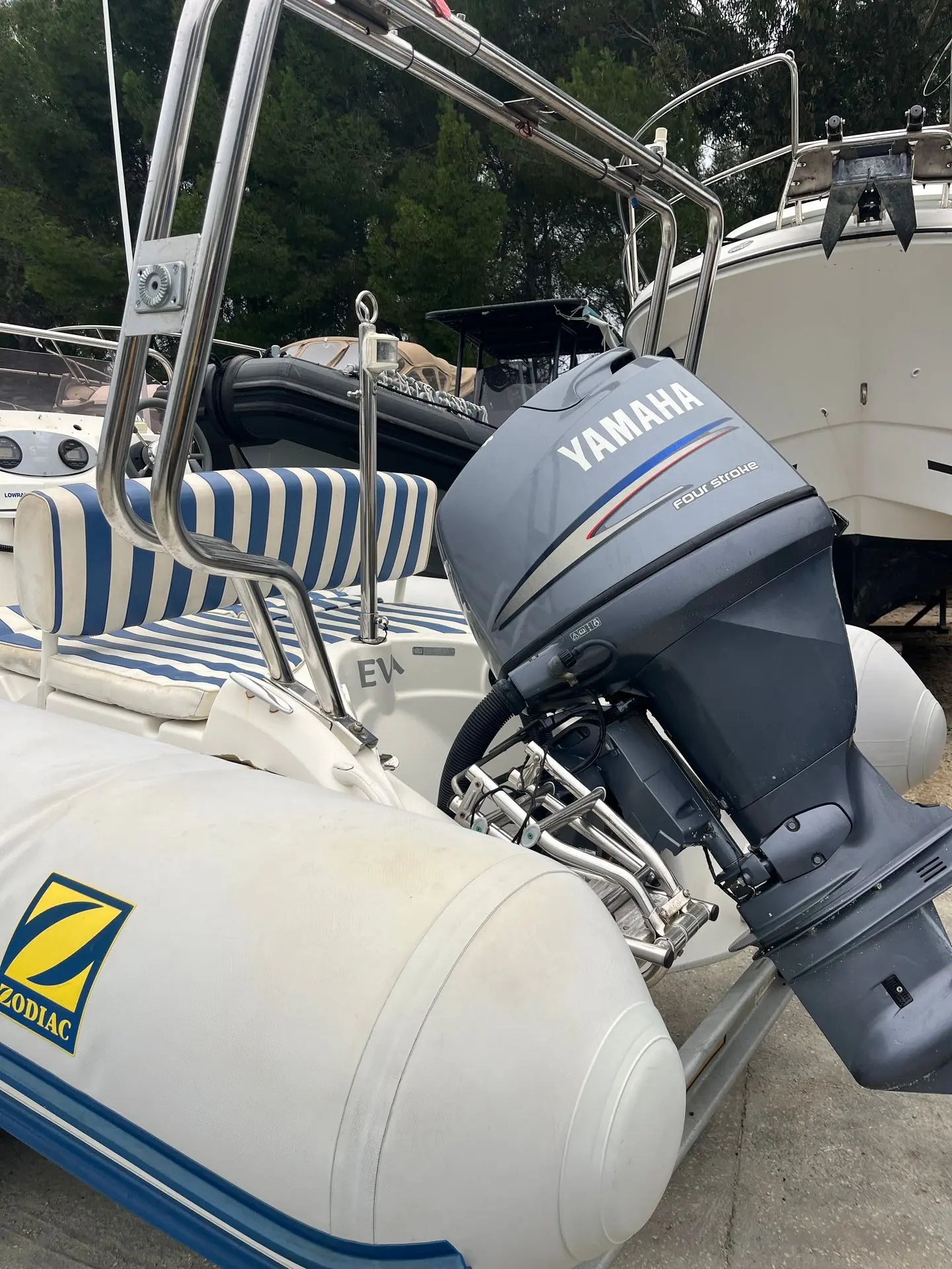 Zodiac MEDLINE 2C — Vue rapprochée de l’arrière d’un bateau pneumatique avec moteur hors-bord.