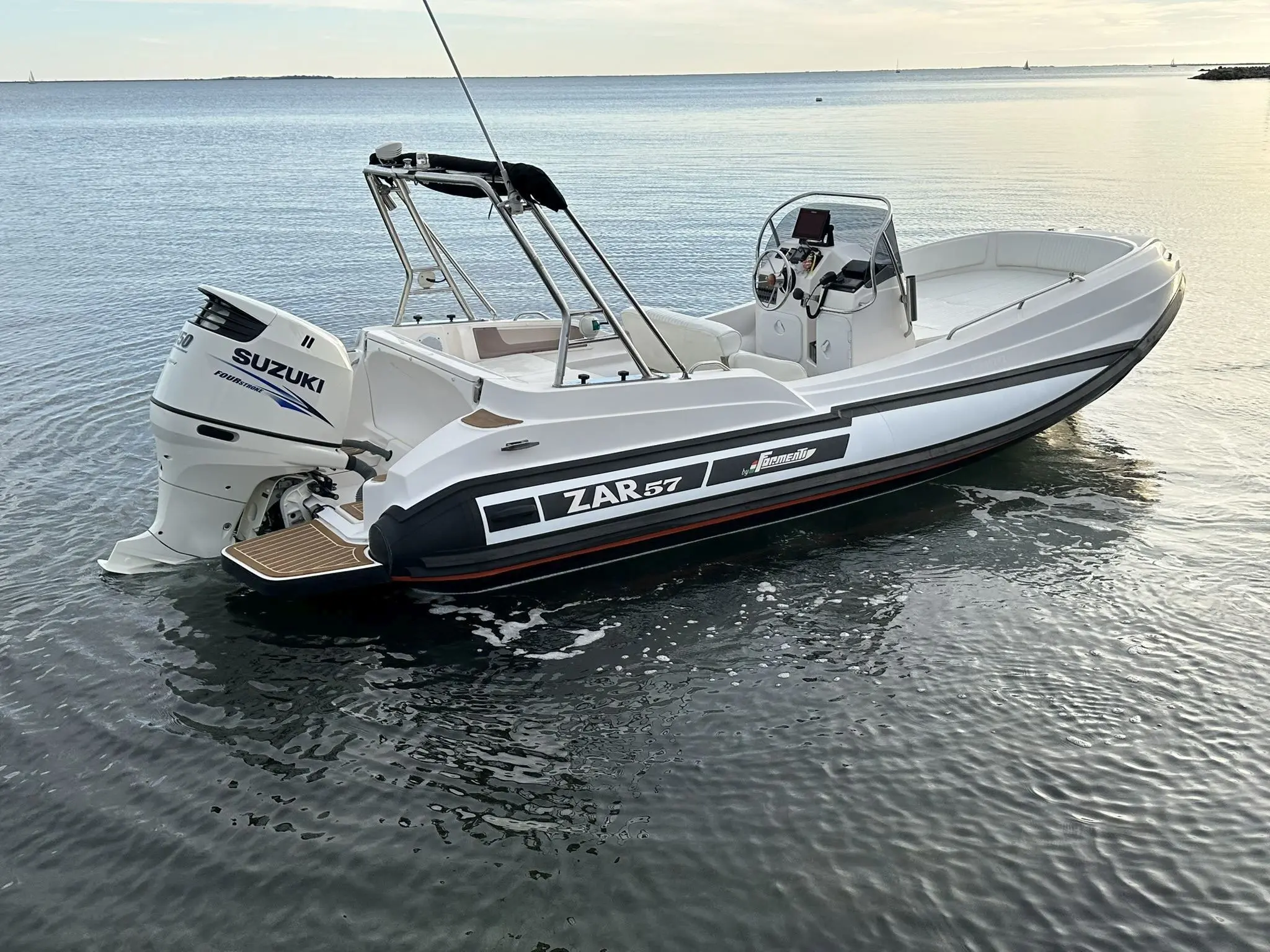 Zar Formenti Zar 57 Welldeck — Bateau pneumatique à console et moteur hors-bord photographié sur l’eau.