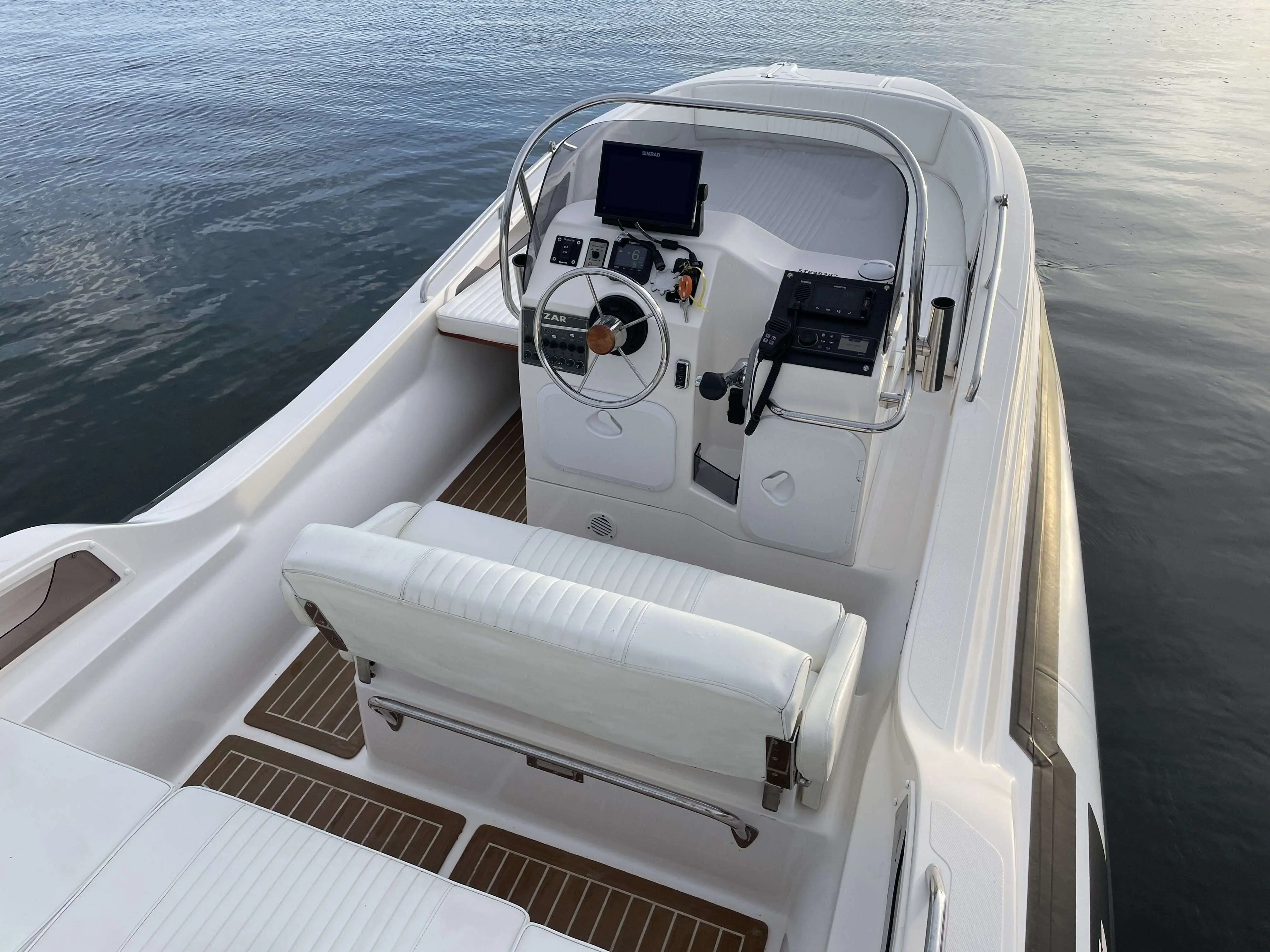 Zar Formenti Zar 57 Welldeck — Vue du poste de pilotage et du cockpit d’un bateau sur l’eau.