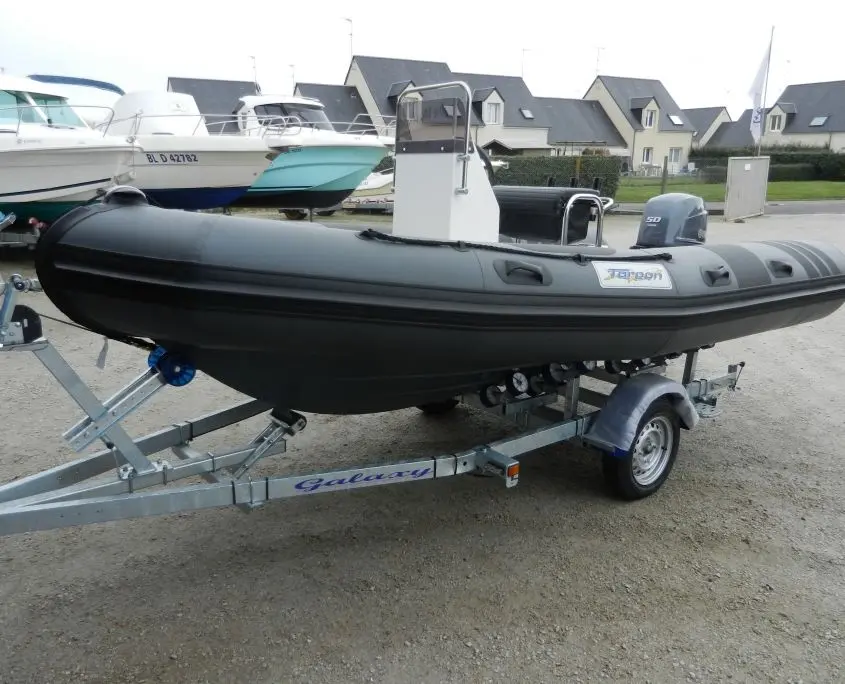Tarpon AD 46 — Semi-rigide noir et gris présenté sur sa remorque dans une zone nautique.