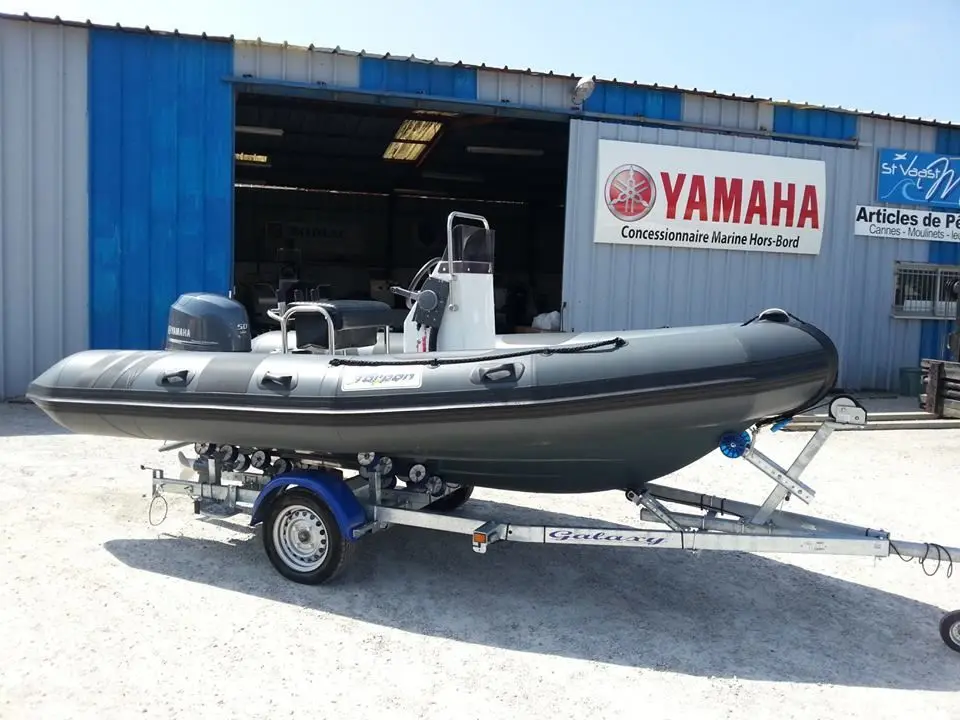Tarpon AD 46 — Bateau pneumatique gris équipé d’un moteur hors-bord, présenté sur remorque.