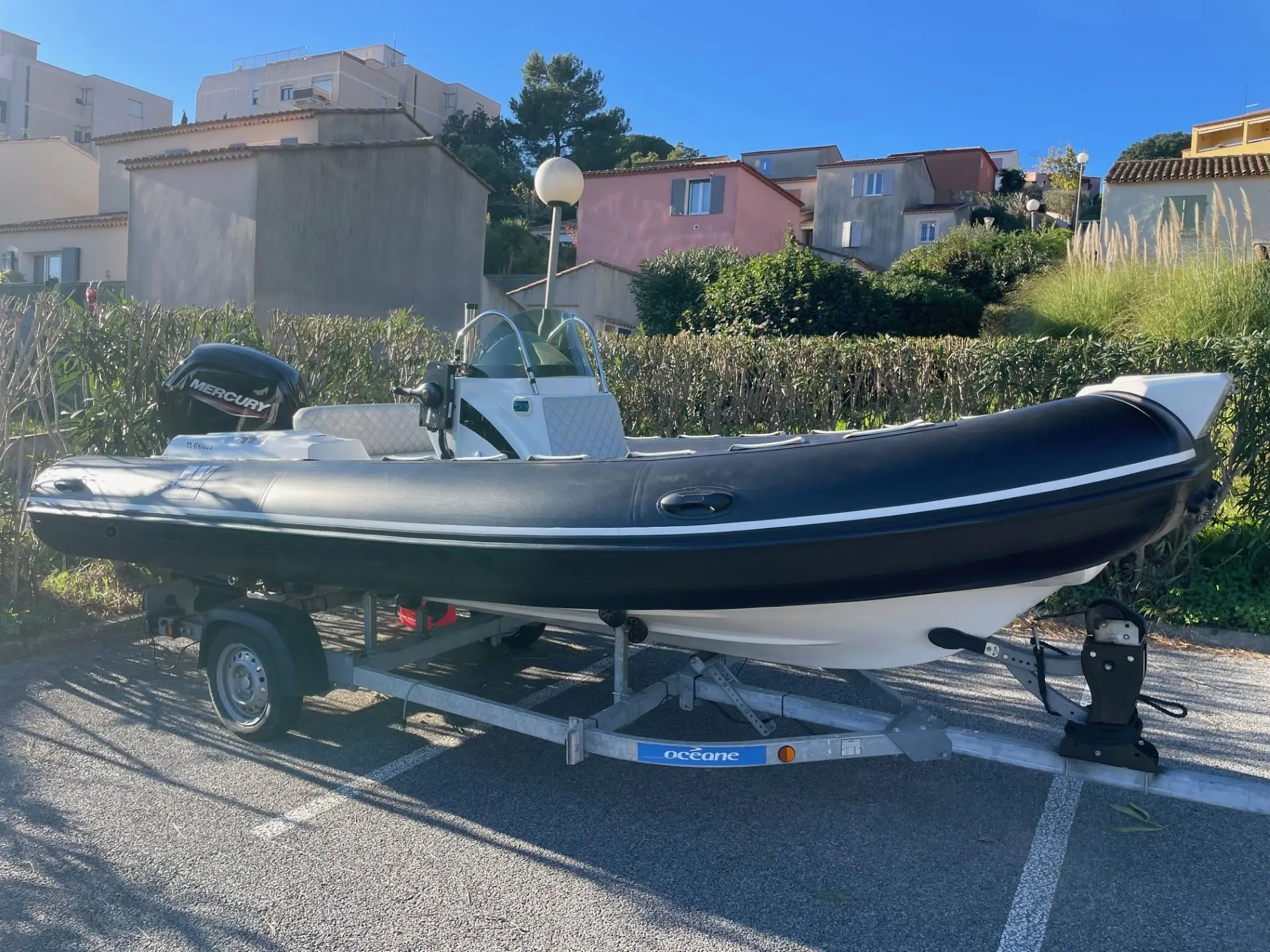 Tiger Marine Tiger 520 DM — Bateau pneumatique semi-rigide noir et blanc présenté sur une remorque.