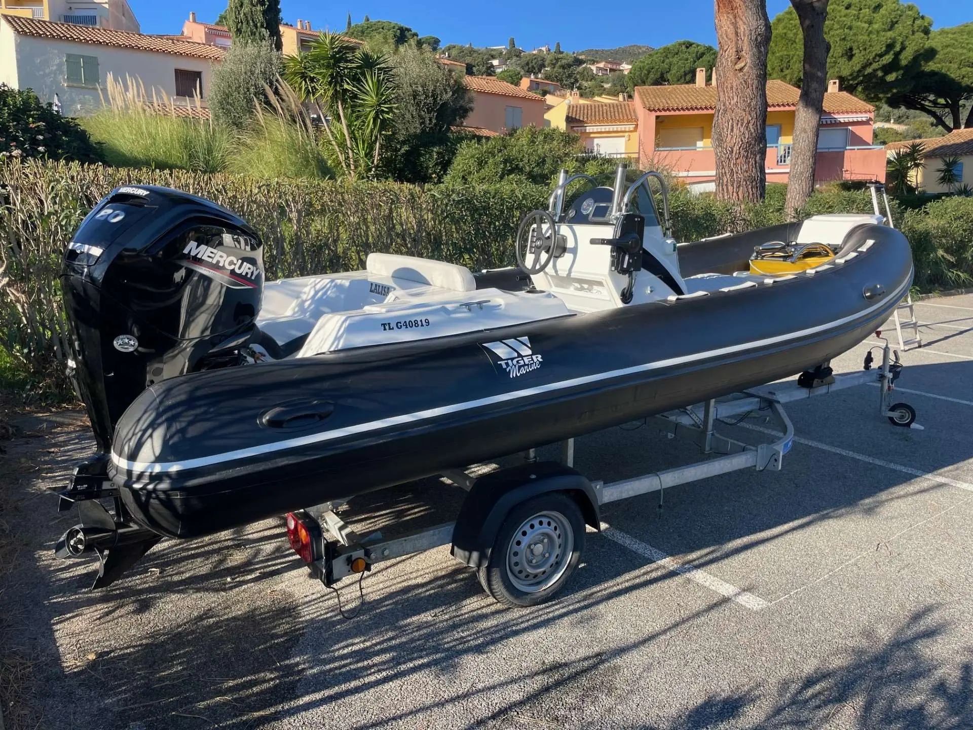 Tiger Marine Tiger 520 DM — Bateau pneumatique noir et blanc sur sa remorque, équipé d’un moteur hors-bord.
