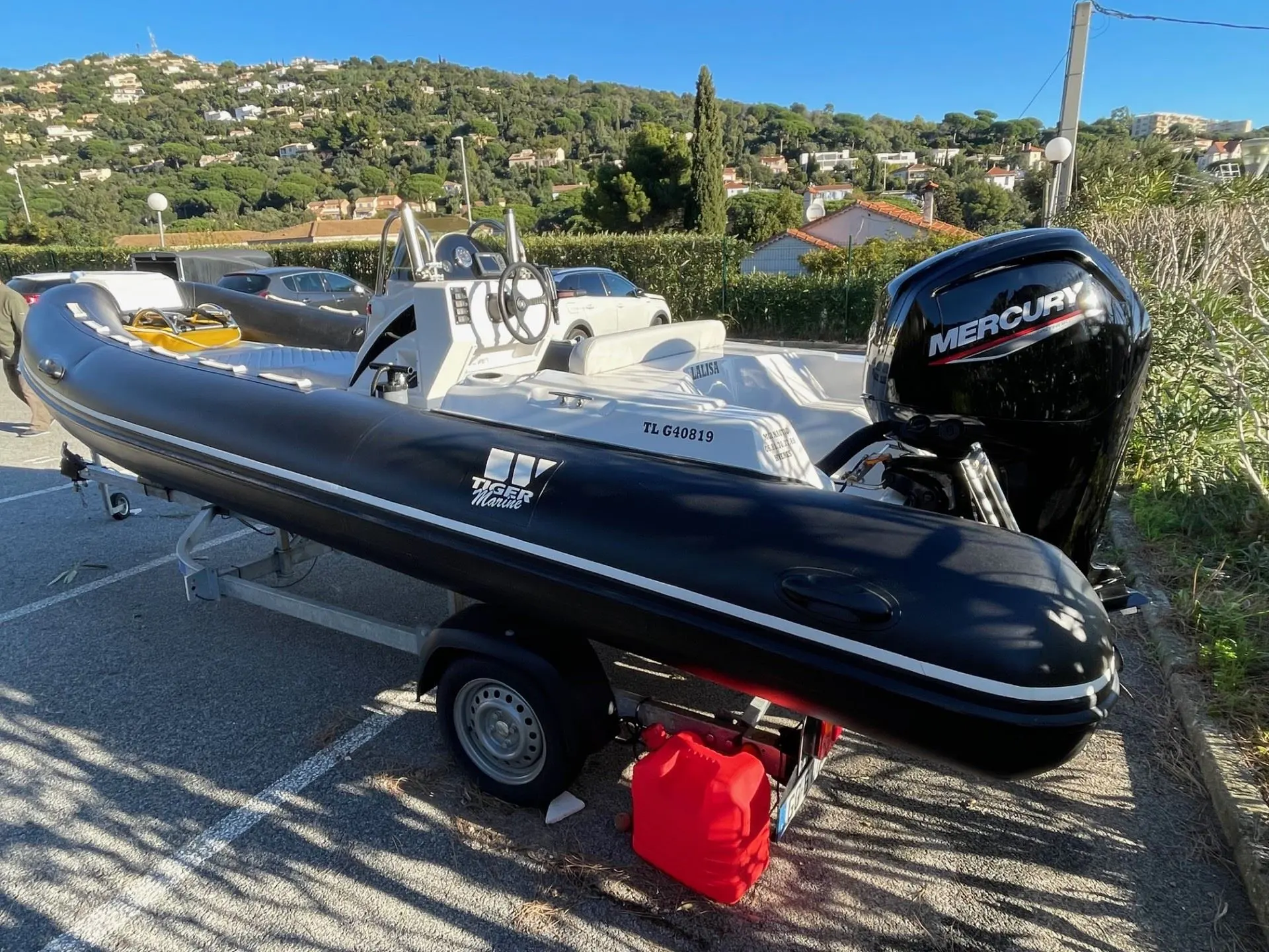 Tiger Marine Tiger 520 DM — Bateau pneumatique à console centrale et moteur hors-bord, présenté sur une remorque.