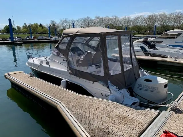 B2 Marine 752 — Bateau à moteur blanc amarré, avec cabine fermée et moteur hors-bord.