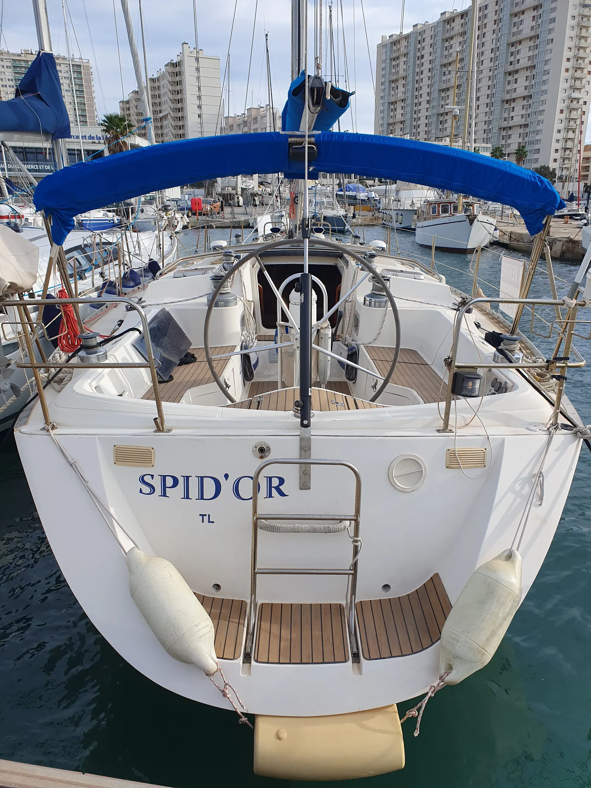 Gibert Marine Gib Sea 442 — Vue arrière du cockpit et du pont arrière d’un voilier amarré au port.