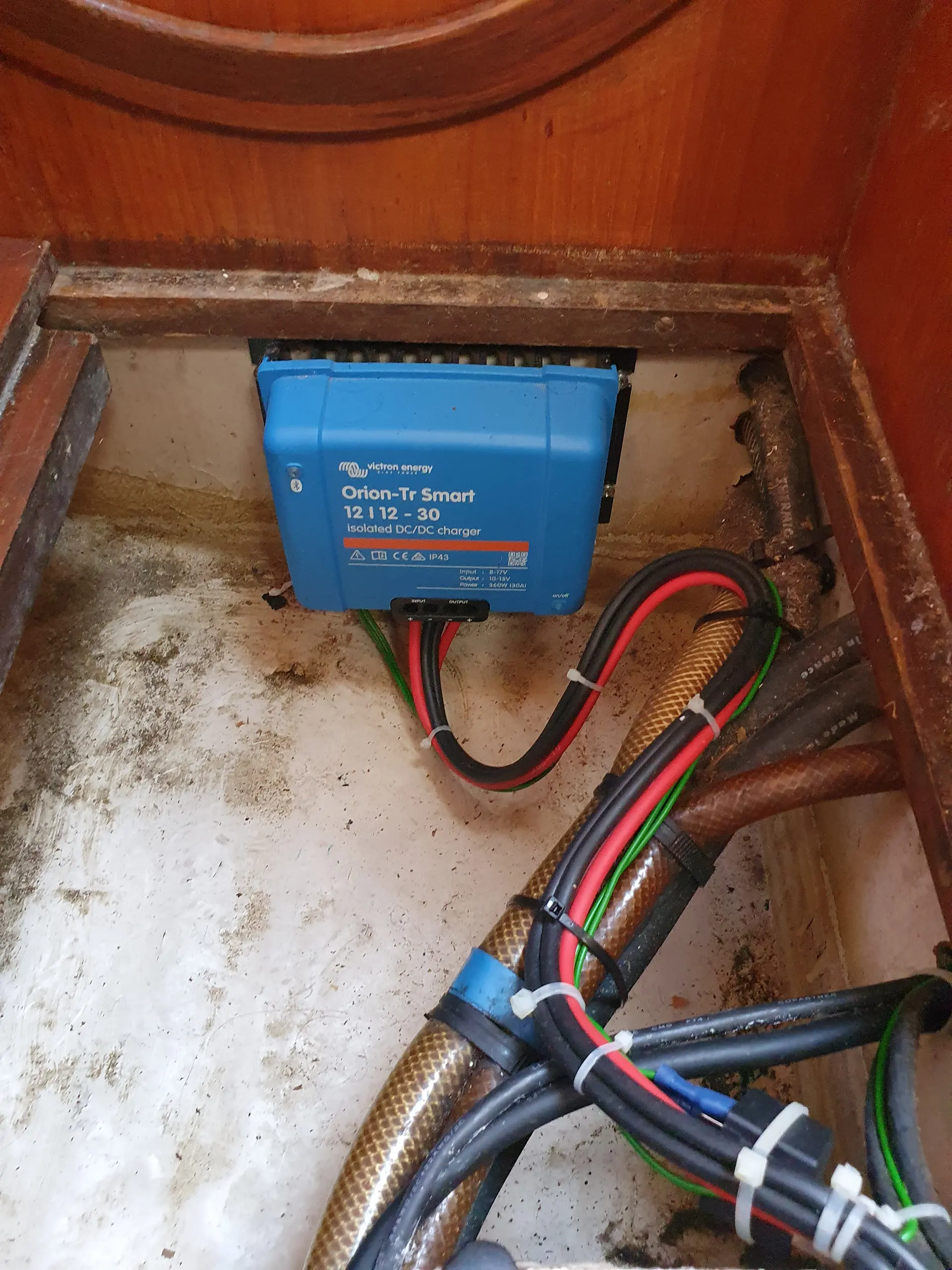 Gibert Marine Gib Sea 442 — Chargeur électrique bleu installé dans un compartiment technique du bateau.