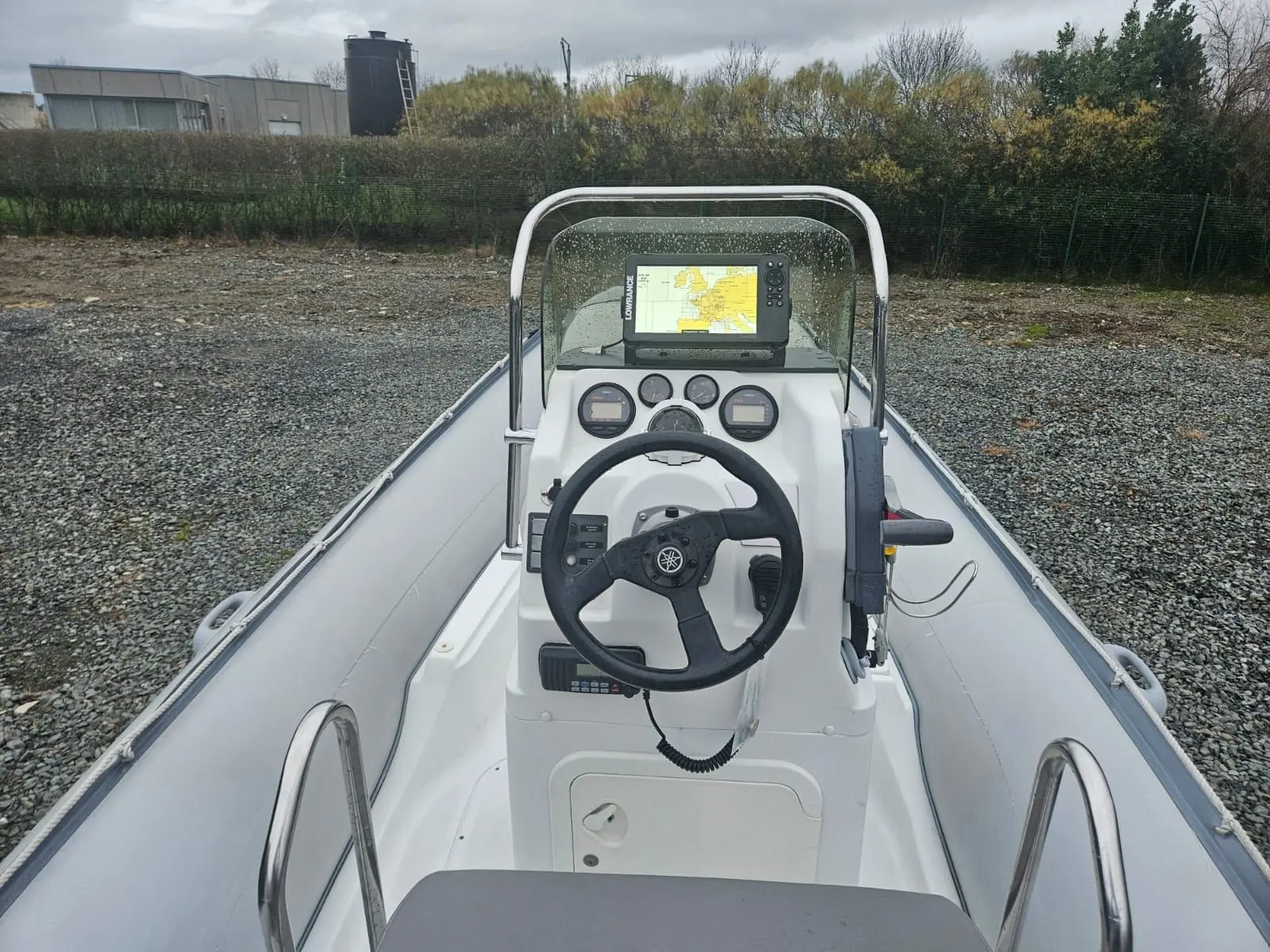 Lomac 580 OK — Vue du poste de pilotage et de l’électronique à bord d’un bateau.