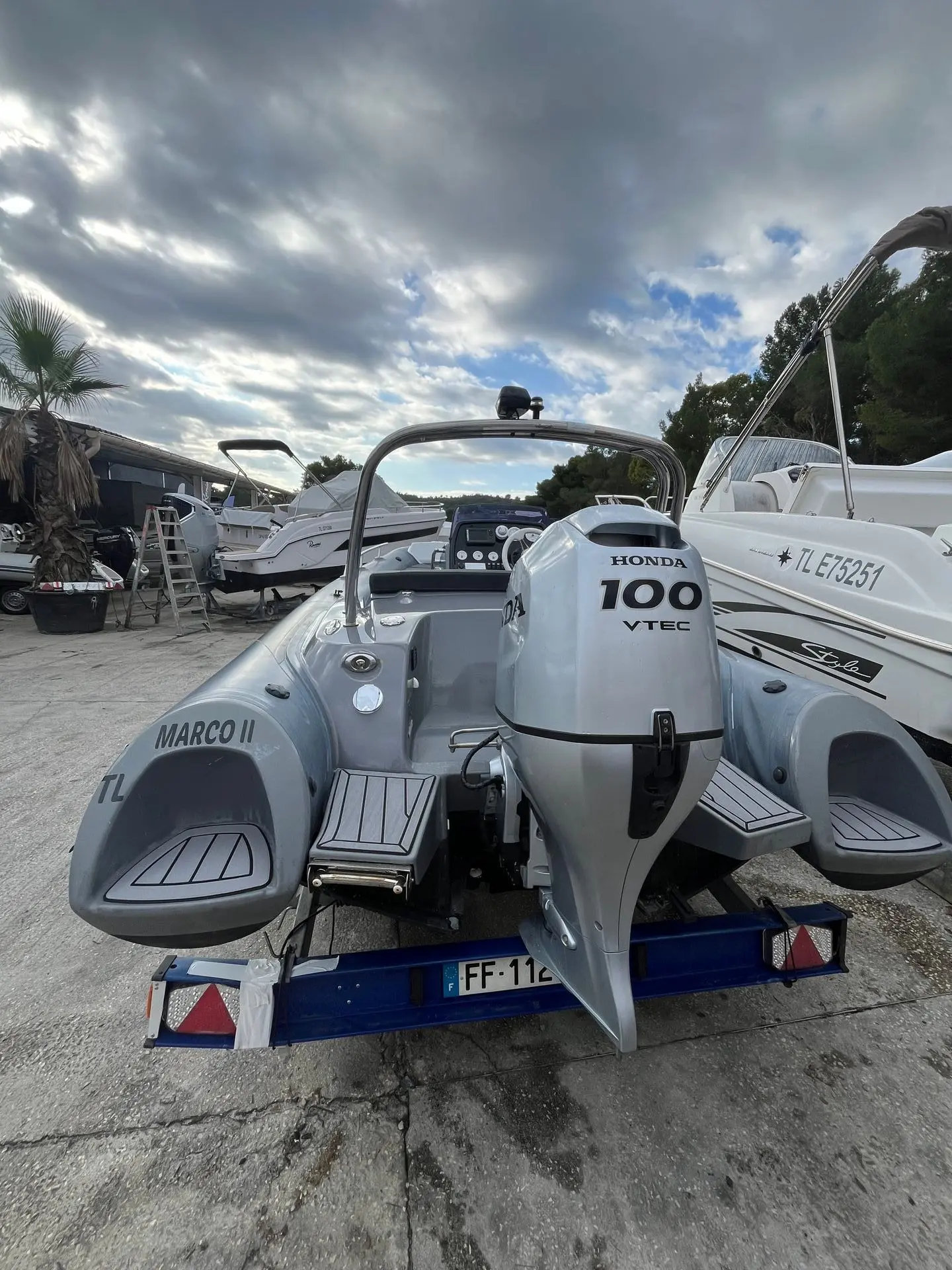 Grand Golden Line G500 — Vue arrière d’un semi-rigide sur remorque avec moteur hors-bord Honda.