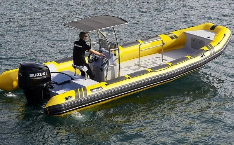 Tarpon DV 75 — Bateau pneumatique semi-rigide jaune vu de trois quarts sur l’eau.