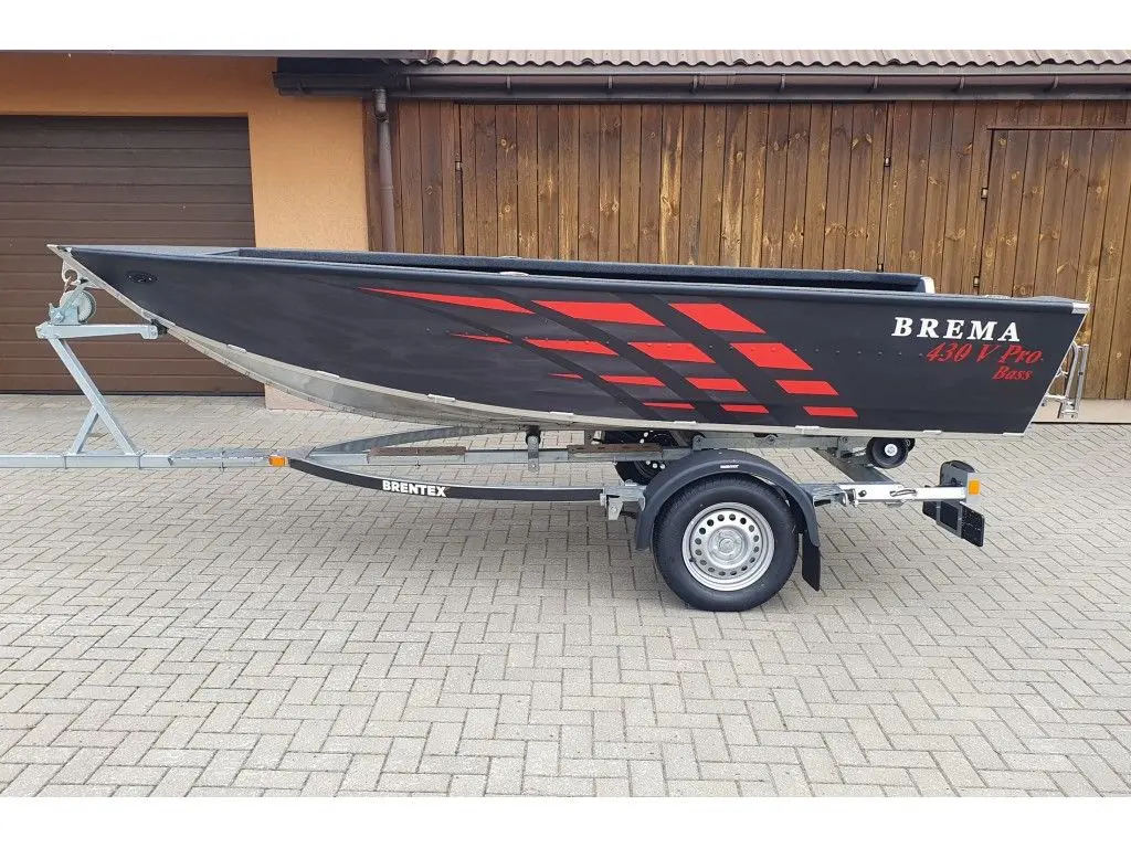 Brema 430v Probass — Bateau de pêche noir et rouge présenté sur sa remorque devant un bâtiment.