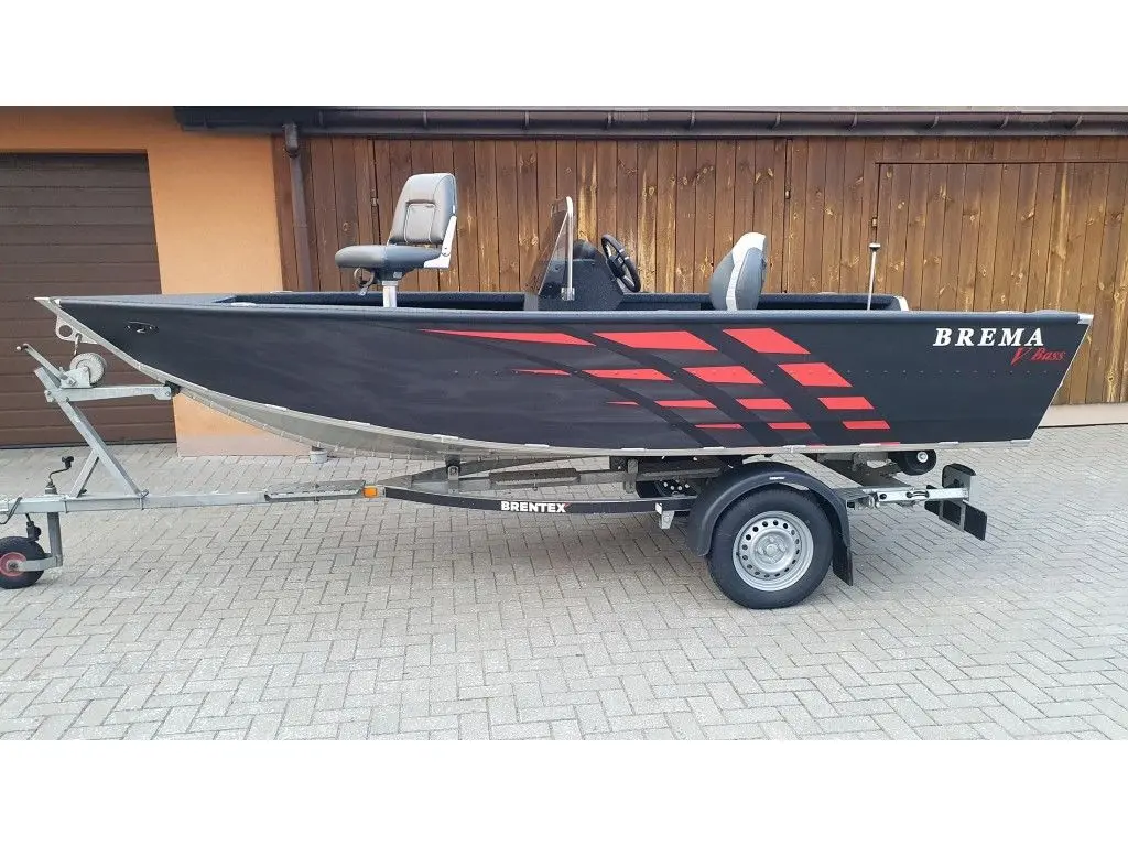 Brema 430v Probass — Bateau à moteur noir et rouge présenté sur une remorque.